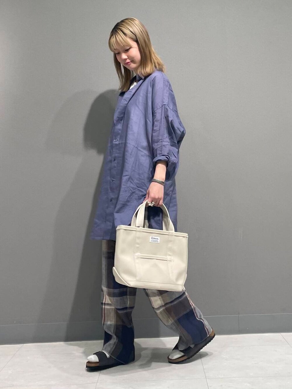 ブルー系のその他パンツ、ブルー系のシャツ/ブラウス、グレー系のサンダルを着用したレディースの春コーディネートの6枚目の写真