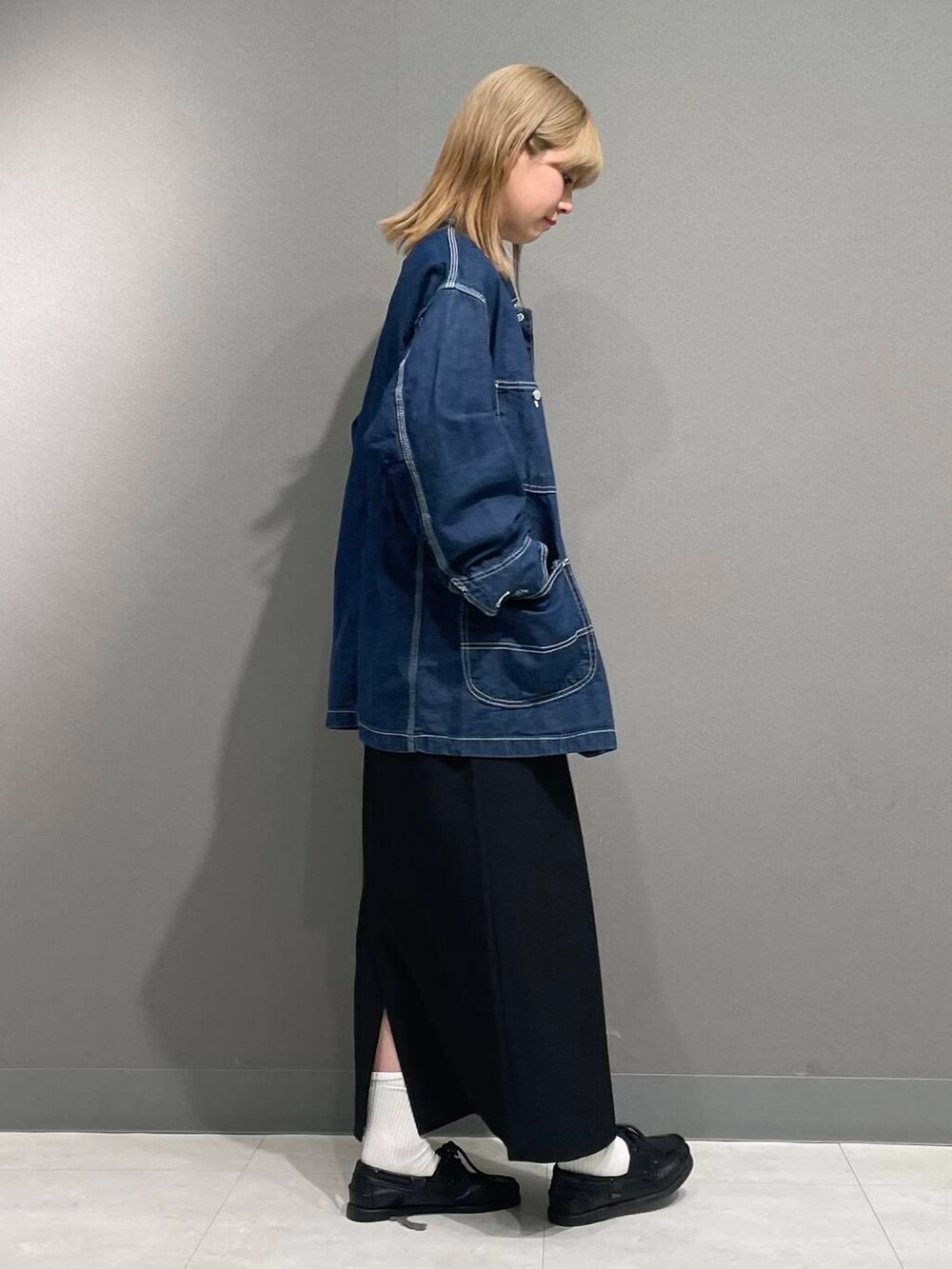 ブルー系のカバーオールを着用したレディースの春コーディネートの4枚目の写真