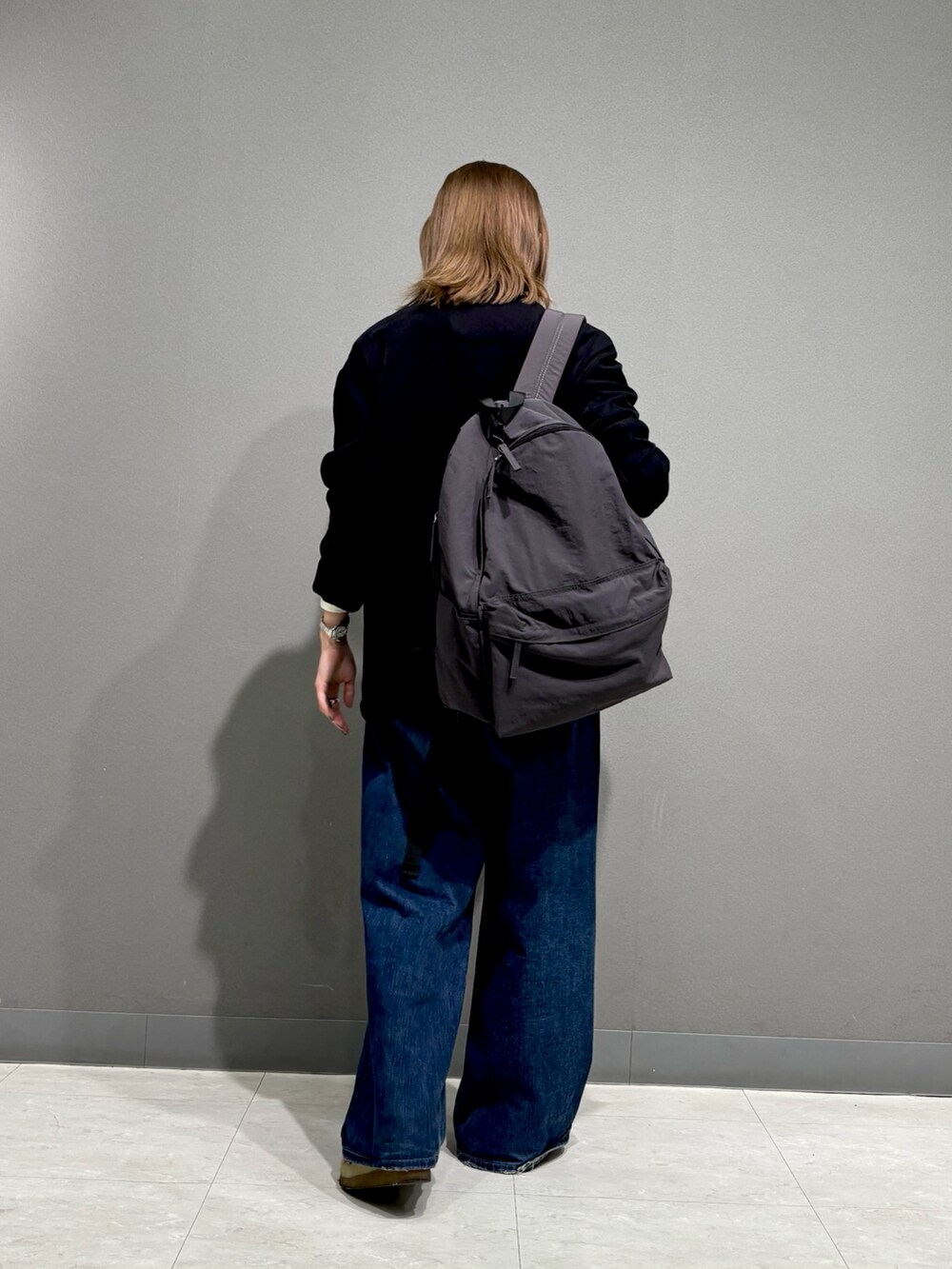 ブラック系のTシャツ/カットソー、ブラック系のノーカラージャケット、グレー系のバックパック/リュックを着用したレディースの秋コーディネートの3枚目の写真