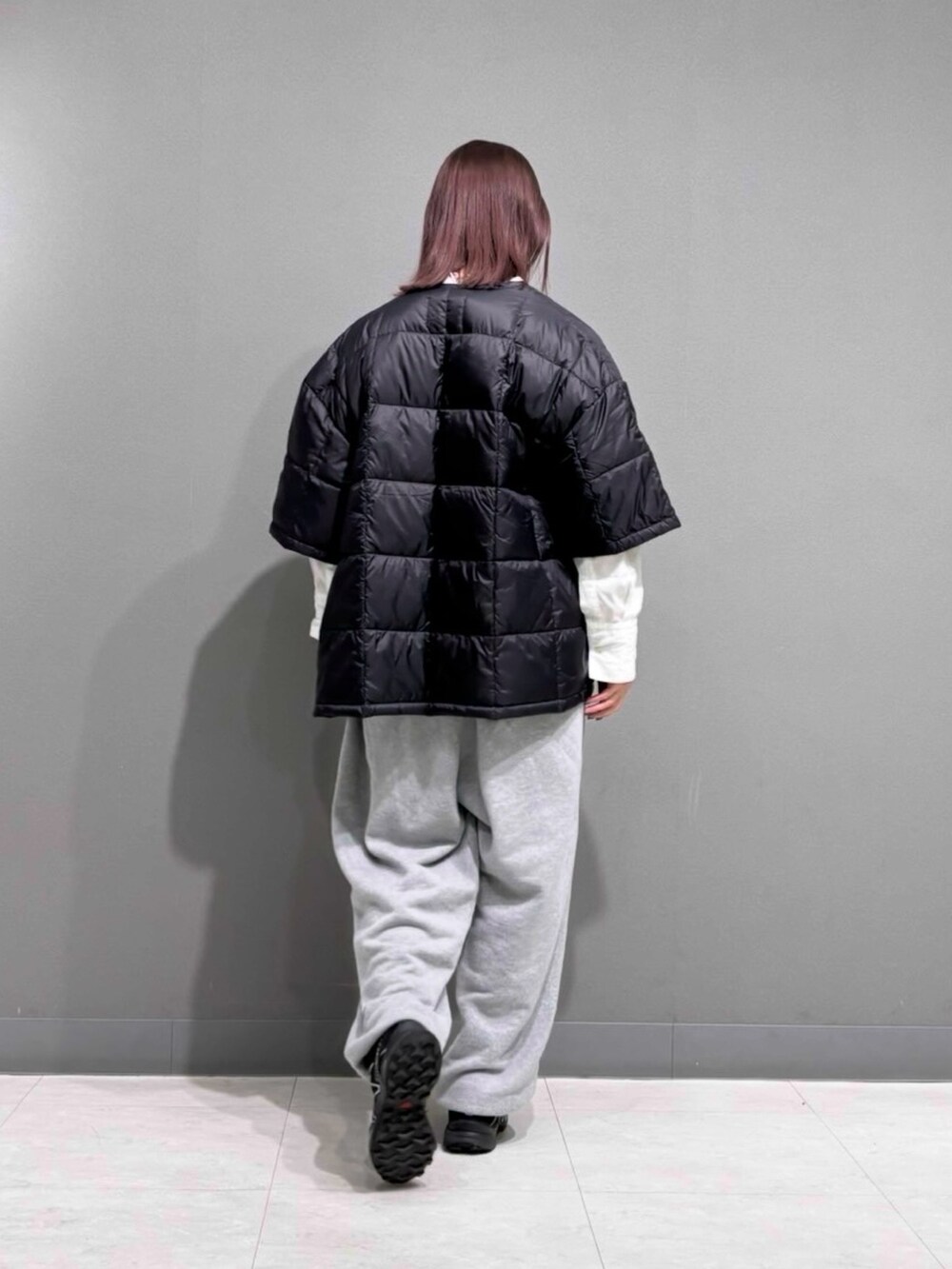 ブラック系のダウンジャケット/コート、グレー系のスウェットパンツを着用したレディースの秋コーディネートの5枚目の写真