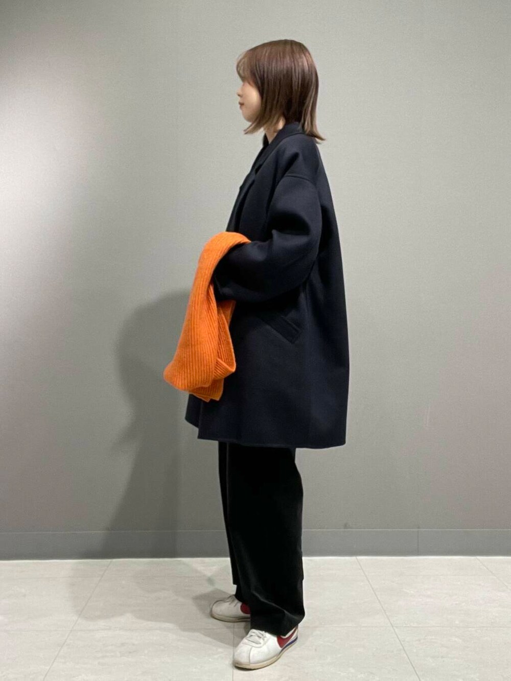 ブルー系のその他アウター、ブラック系のその他パンツ、グレー系のベストを着用したレディースの秋コーディネートの6枚目の写真