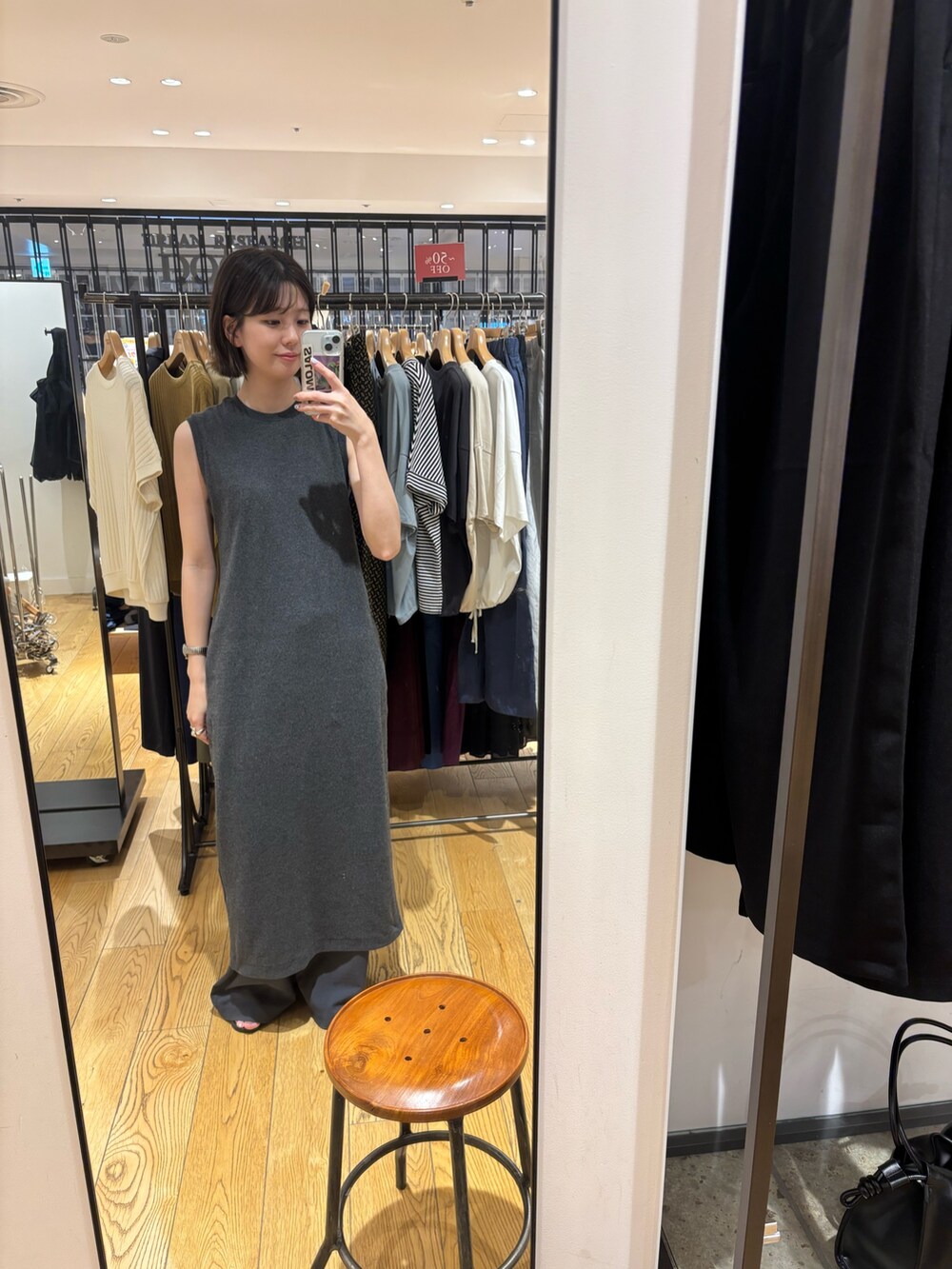 グレー系のワンピースを着用したレディースの夏コーディネートの4枚目の写真