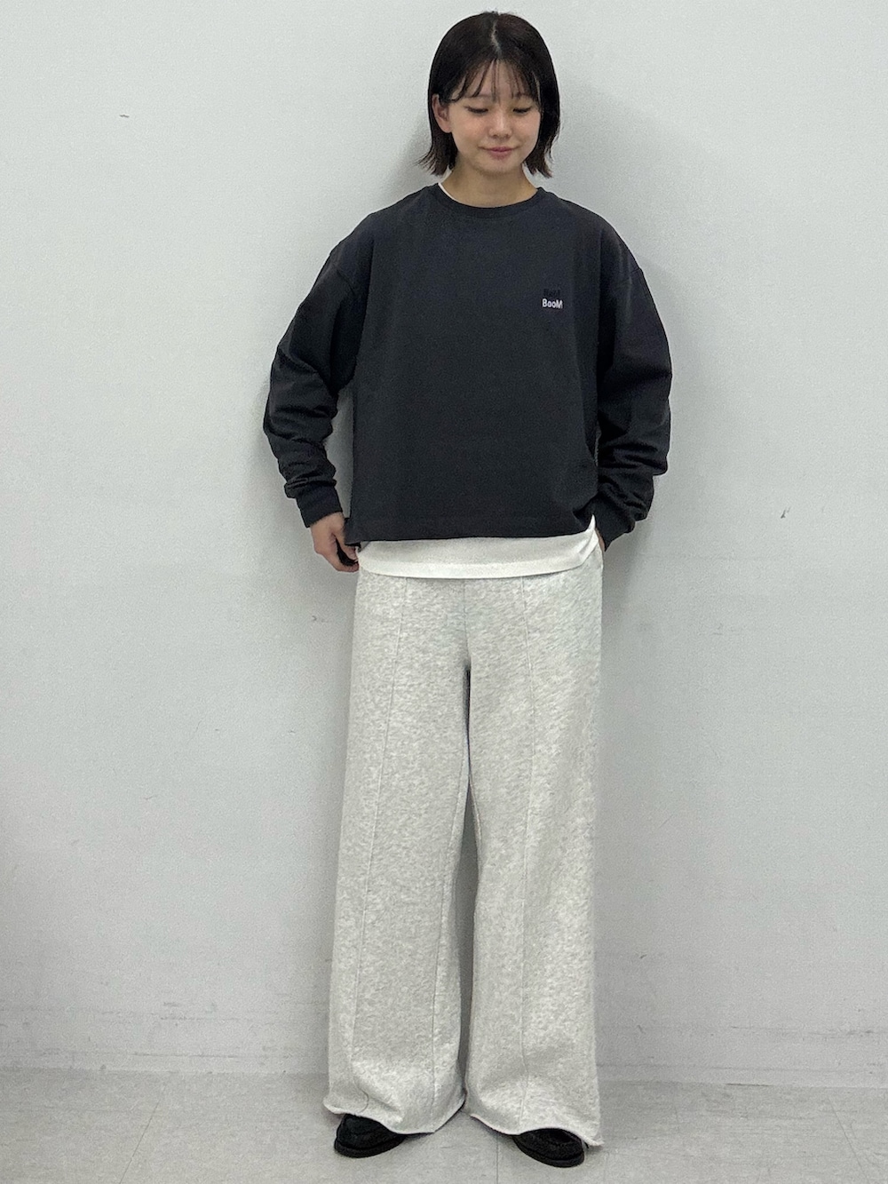 グレー系のTシャツ/カットソー、ホワイト系のその他パンツを着用したレディースの秋コーディネートの2枚目の写真