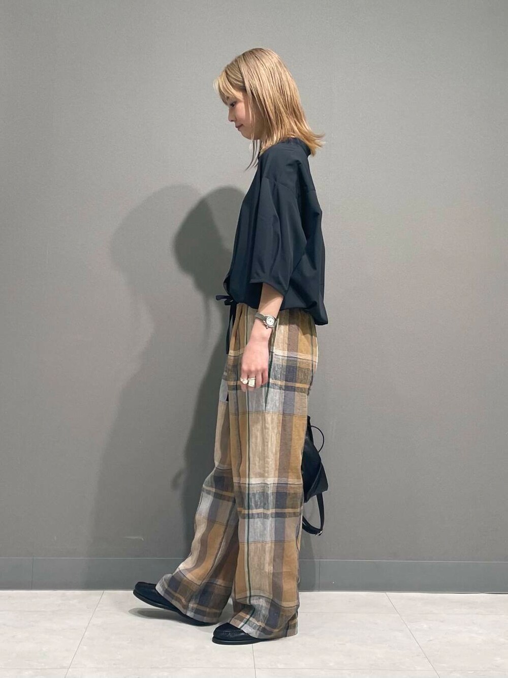 イエロー系のその他パンツ、ブラック系のショルダーバッグ、グレー系のシャツ/ブラウスを着用したレディースの春コーディネートの6枚目の写真