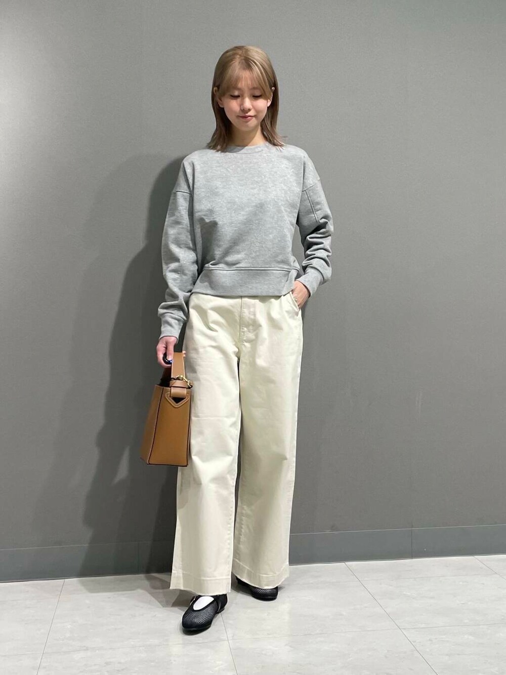 グレー系のTシャツ/カットソー、ホワイト系のその他パンツを着用したレディースの春コーディネートの3枚目の写真