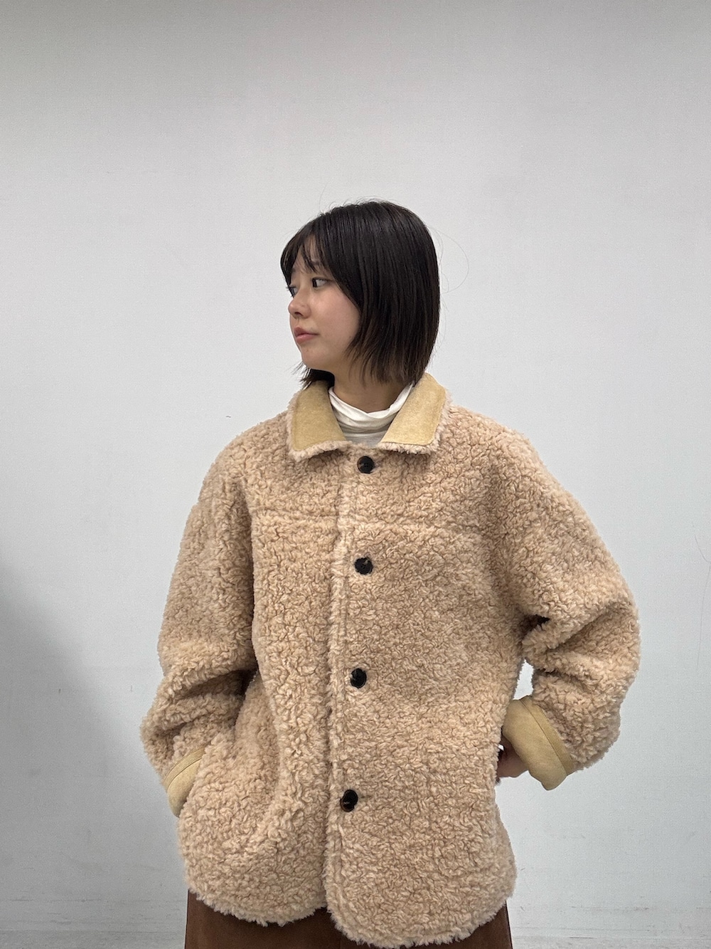 ベージュ系のその他アウター、ブラウン系のその他パンツ、ブラウン系のその他シューズを着用したレディースの秋コーディネートの3枚目の写真