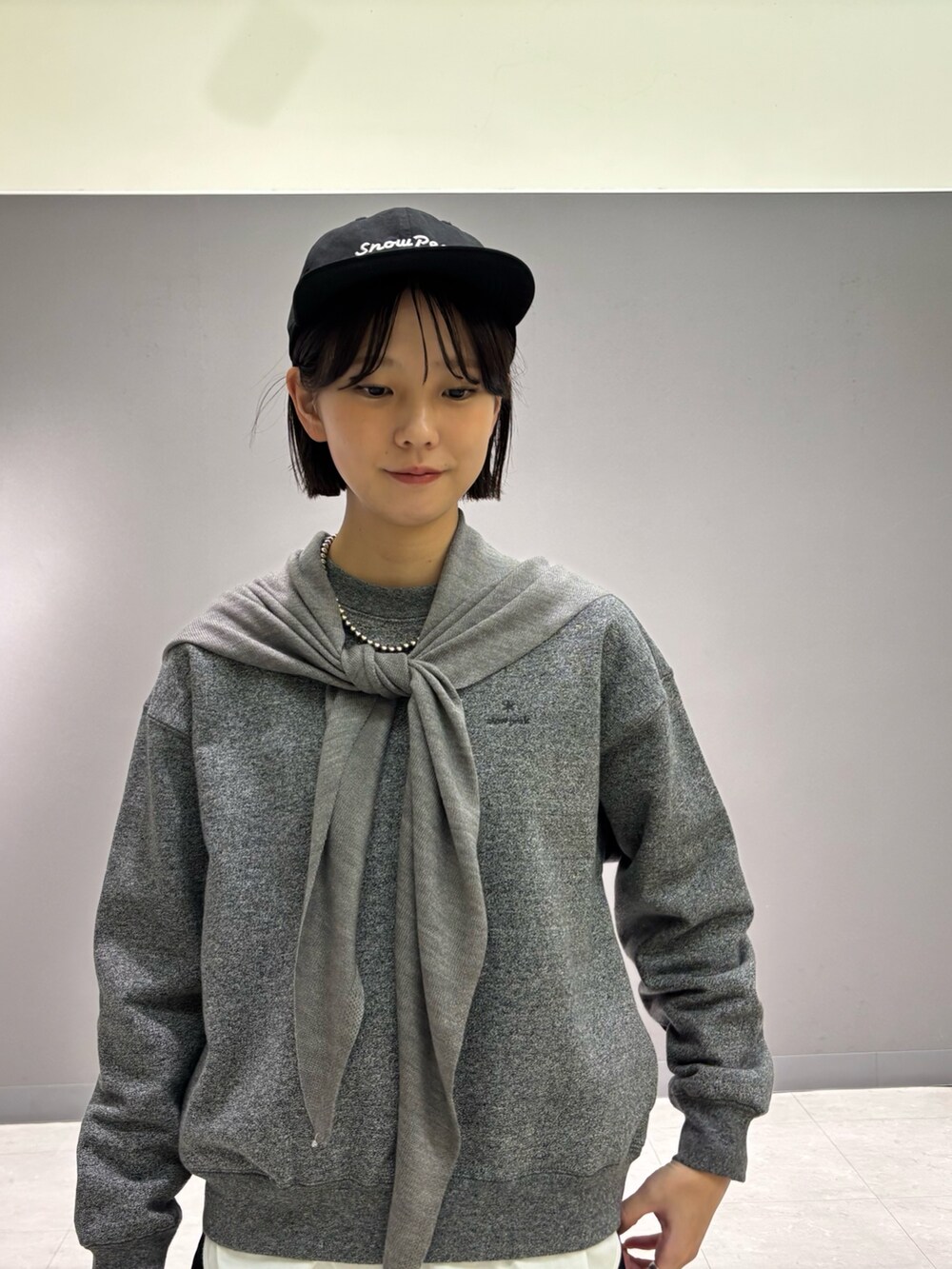 グレー系のスウェット、グレー系のその他パンツ、ホワイト系のTシャツ/カットソーを着用したレディースの秋コーディネートの4枚目の写真