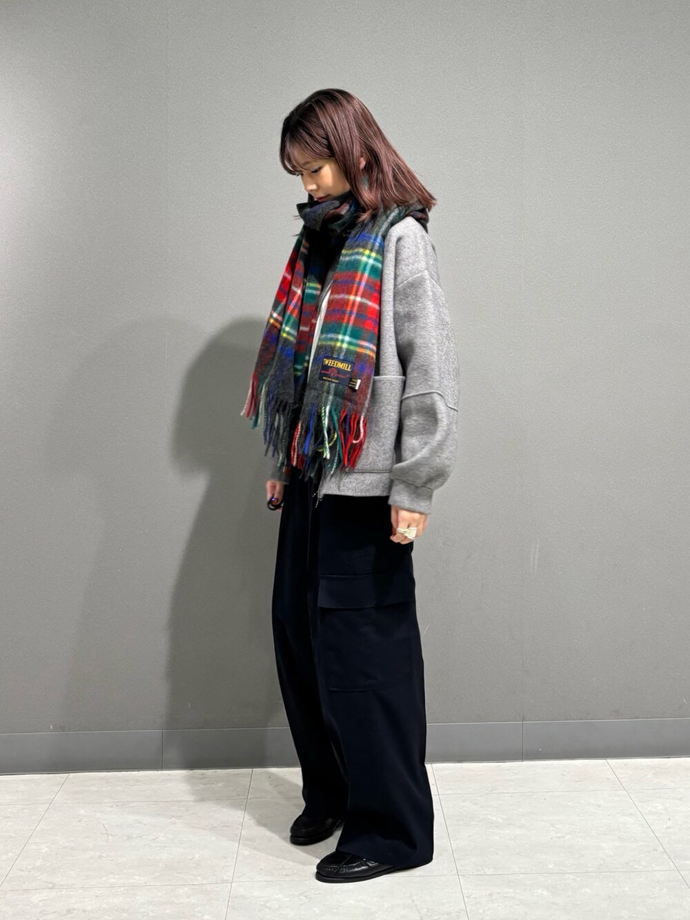 グレー系のその他パンツ、グリーン系のニット/セーター、ベージュ系のショルダーバッグを着用したレディースの秋コーディネートの3枚目の写真