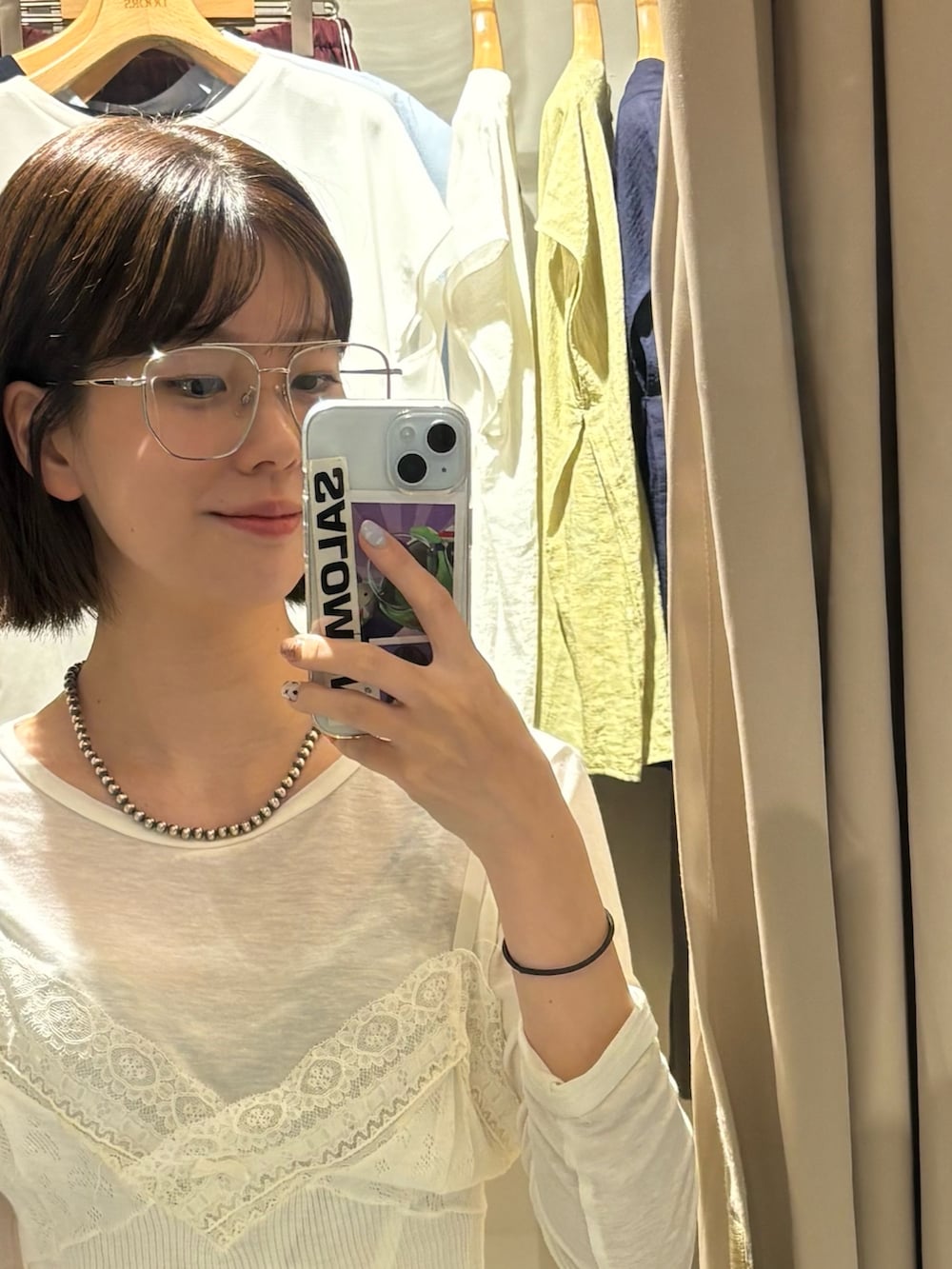 ブラック系のその他パンツを着用したレディースの夏コーディネートの3枚目の写真