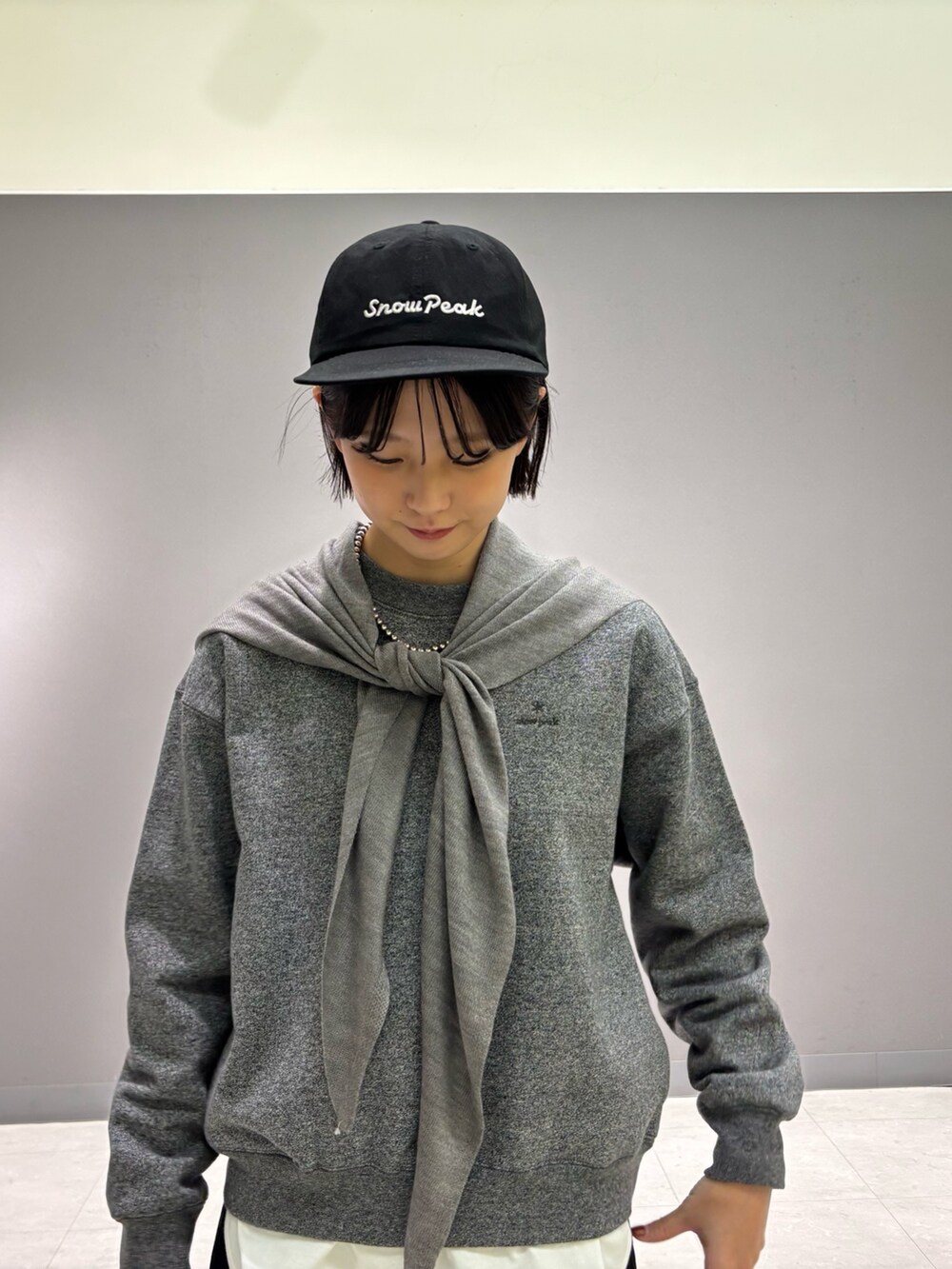 グレー系のスウェット、グレー系のその他パンツ、ホワイト系のTシャツ/カットソーを着用したレディースの秋コーディネートの5枚目の写真