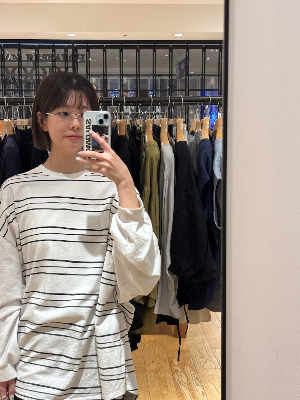 その他のバレエシューズ、ホワイト系のTシャツ/カットソー、ブラック系のその他パンツを着用したレディースの夏コーディネートの2枚目の写真