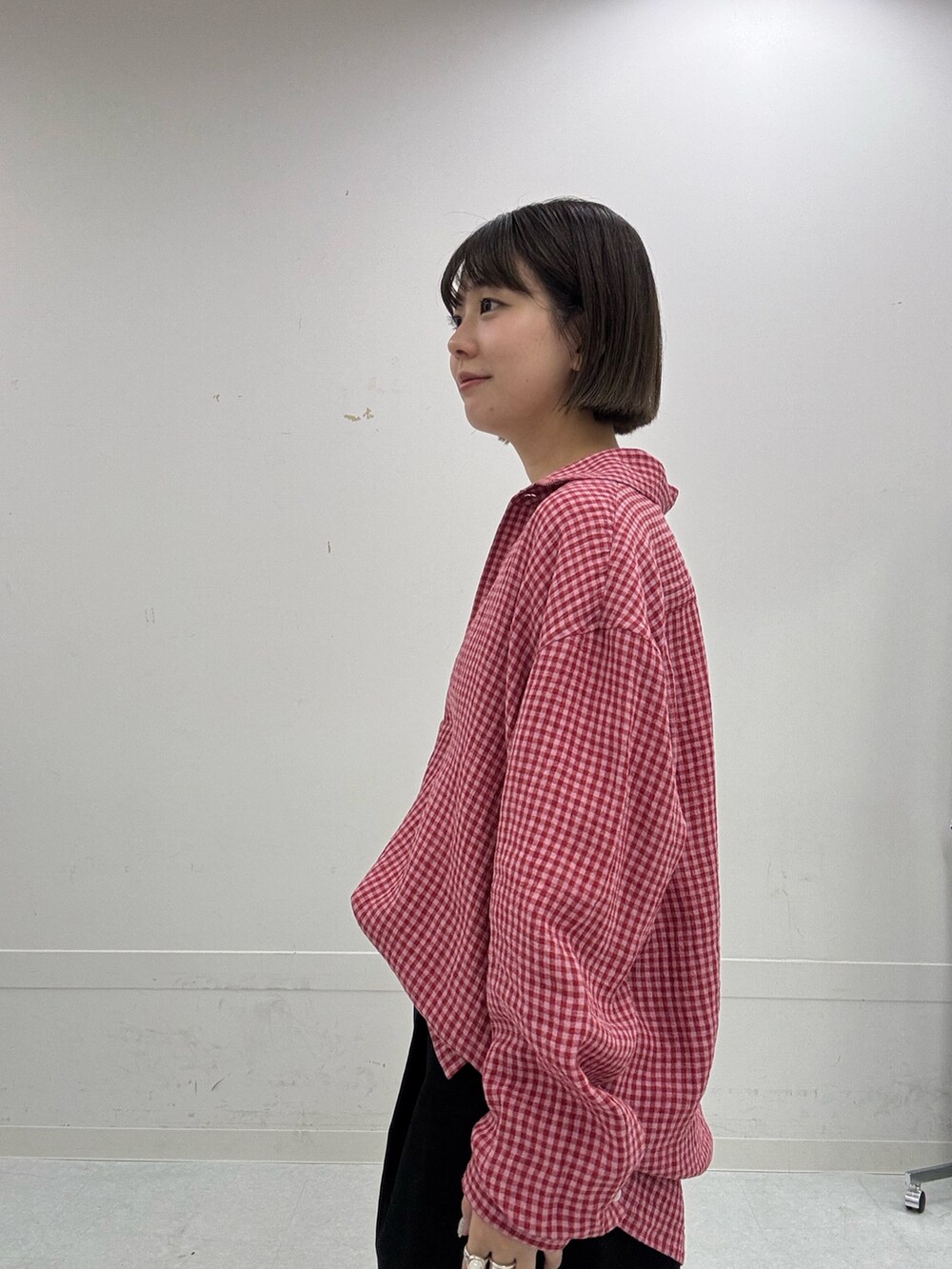 ピンク系のシャツ/ブラウス、ブラック系のその他パンツ、レッド系のバレエシューズを着用したレディースの夏コーディネートの6枚目の写真