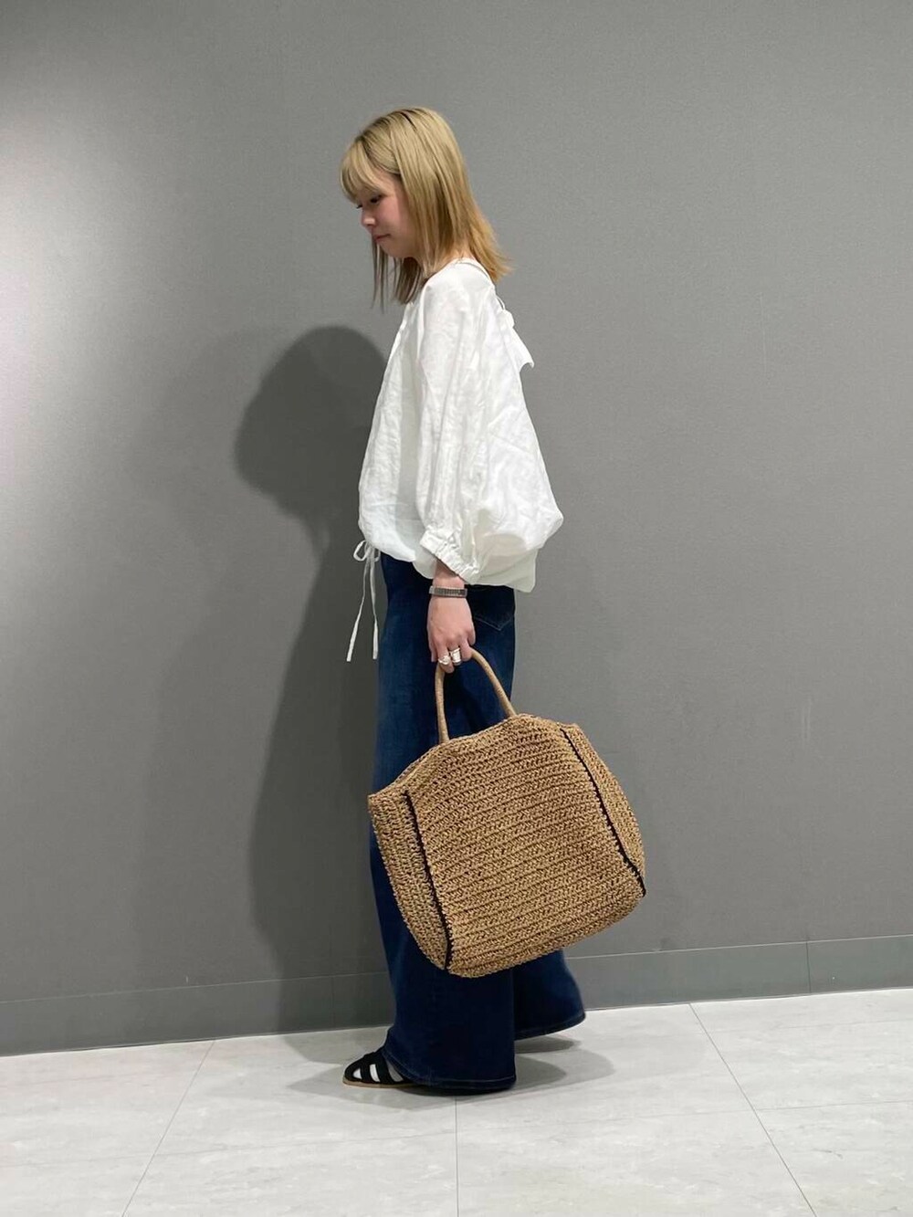 ブルー系のデニムパンツ、ホワイト系のシャツ/ブラウスを着用したレディースの春コーディネートの3枚目の写真