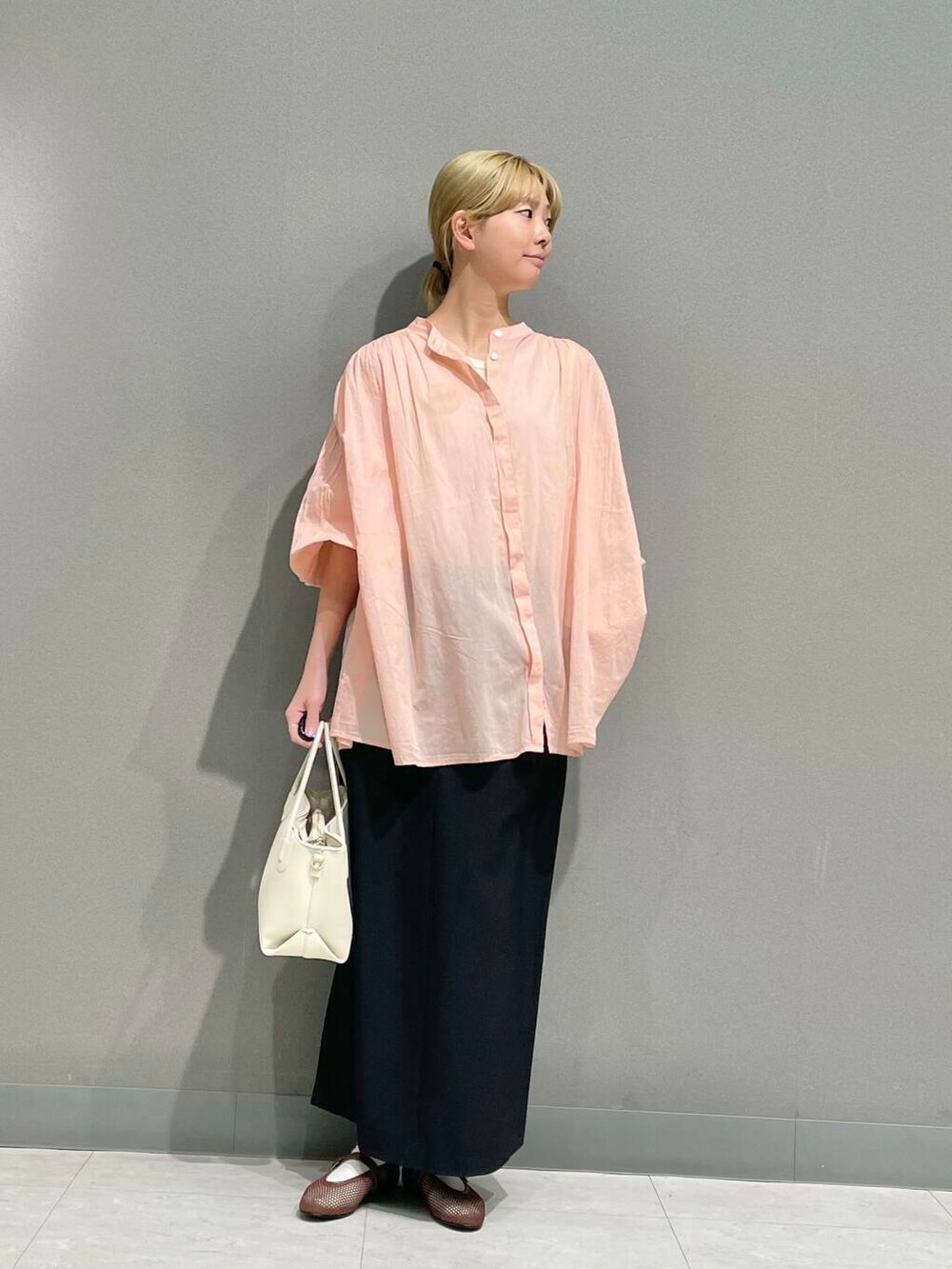 ホワイト系のショルダーバッグ、ピンク系のシャツ/ブラウスを着用したレディースの春コーディネートの6枚目の写真