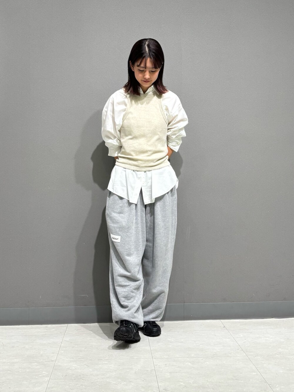 グレー系のスカート、グレー系のスウェットパンツを着用したレディースの秋コーディネートの7枚目の写真