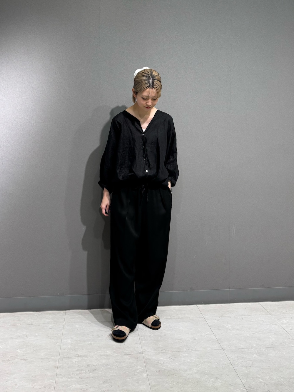 ブラック系のシャツ/ブラウス、ブラック系のその他パンツ、ベージュ系のサンダルを着用したレディースの春コーディネートの2枚目の写真