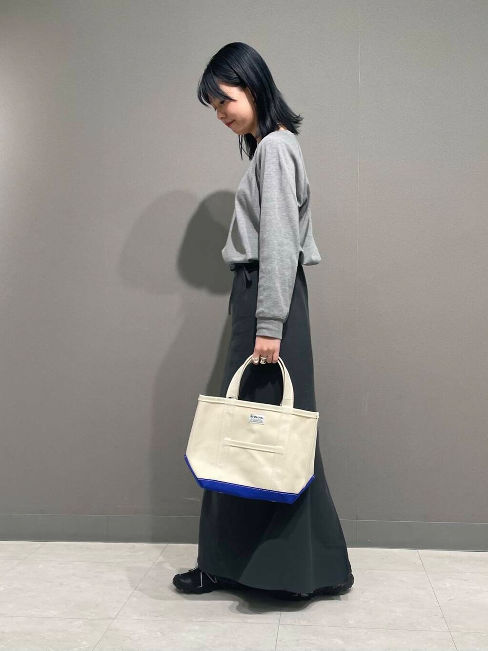 「アーバンリサーチ、アーバンリサーチドアーズ、doors、20代、ドアーズ、160cm、骨格ナチュラル、lee101」｜「LAATOのlayered apron onepiece（ワンピース、グレー系）」を使った、tskyuunaさん（レディース・160cm）の春コーディネートの4枚目の写真