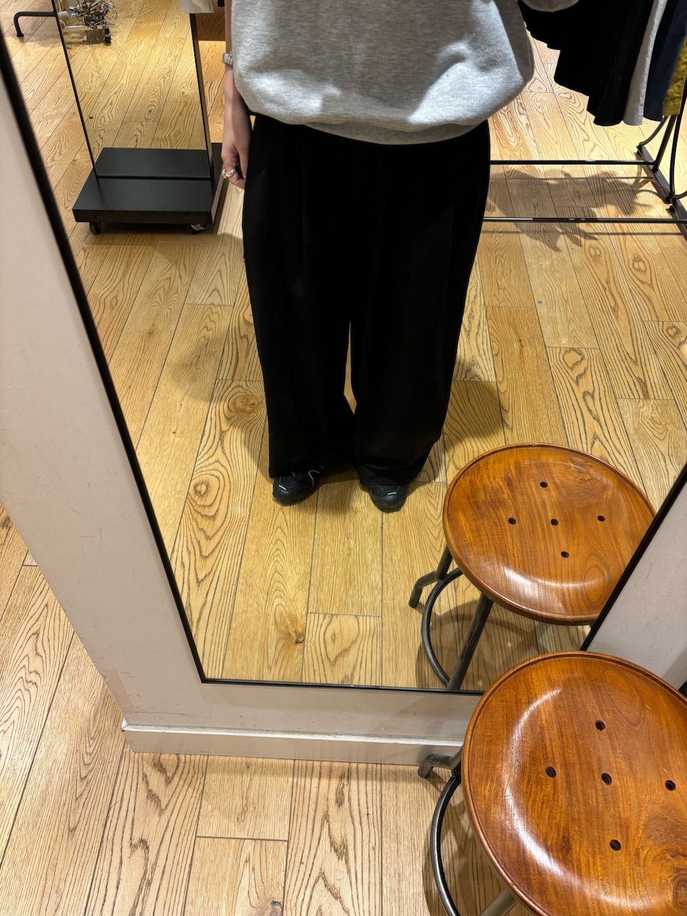 ブラック系のその他パンツを着用したレディースの夏コーディネートの2枚目の写真