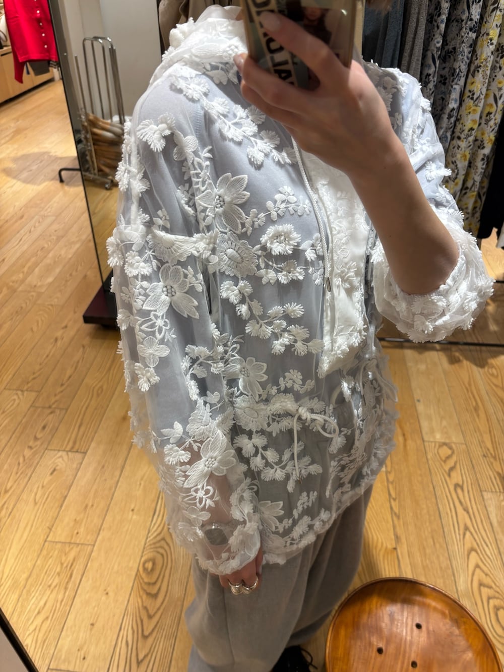 ブルー系のTシャツ/カットソー、グレー系のスウェットパンツ、ホワイト系のパーカーを着用したレディースの春コーディネートの3枚目の写真