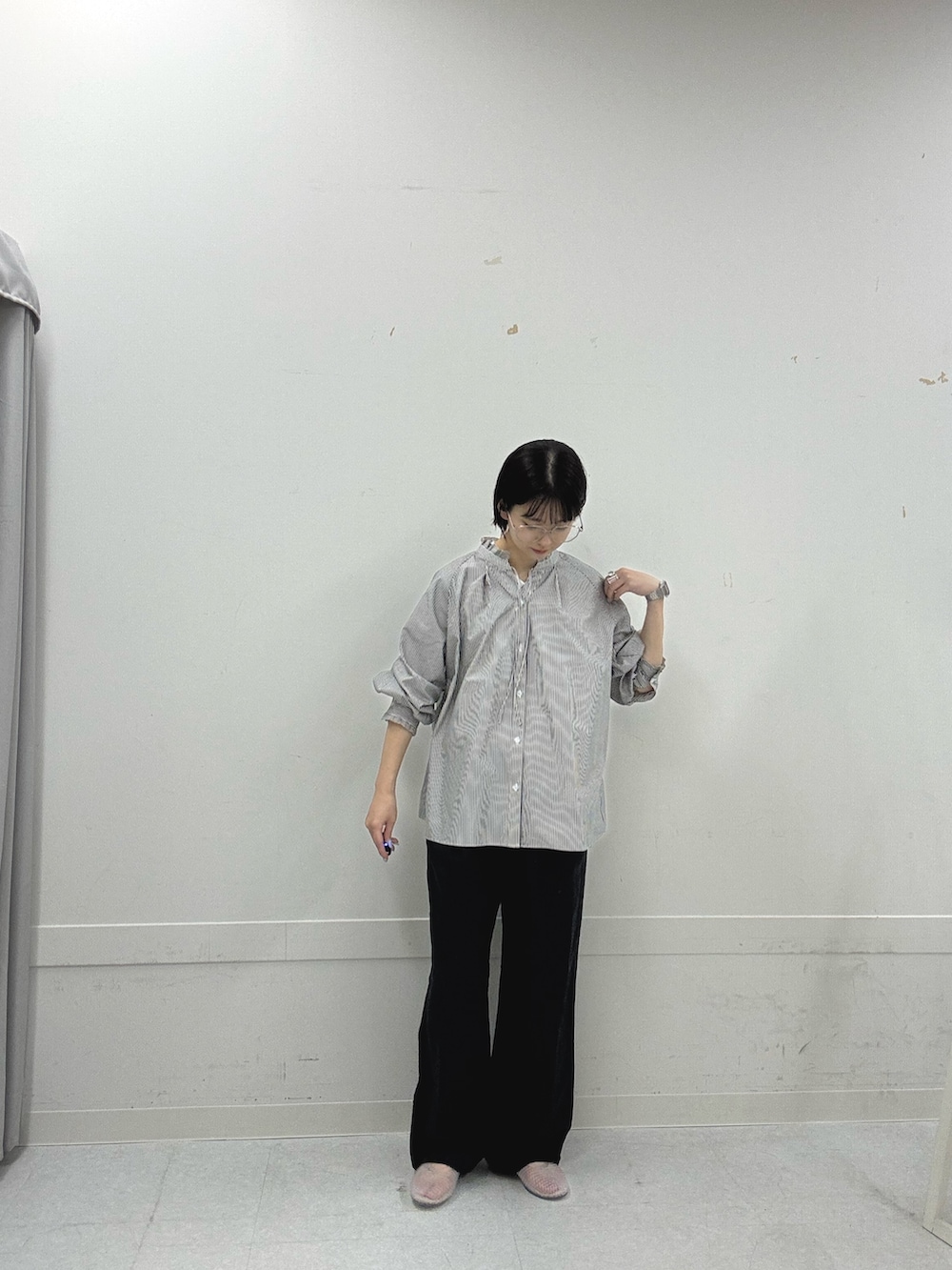 ブラック系のシャツ/ブラウス、ブラック系のその他パンツ、その他のバレエシューズを着用したレディースの夏コーディネートの8枚目の写真