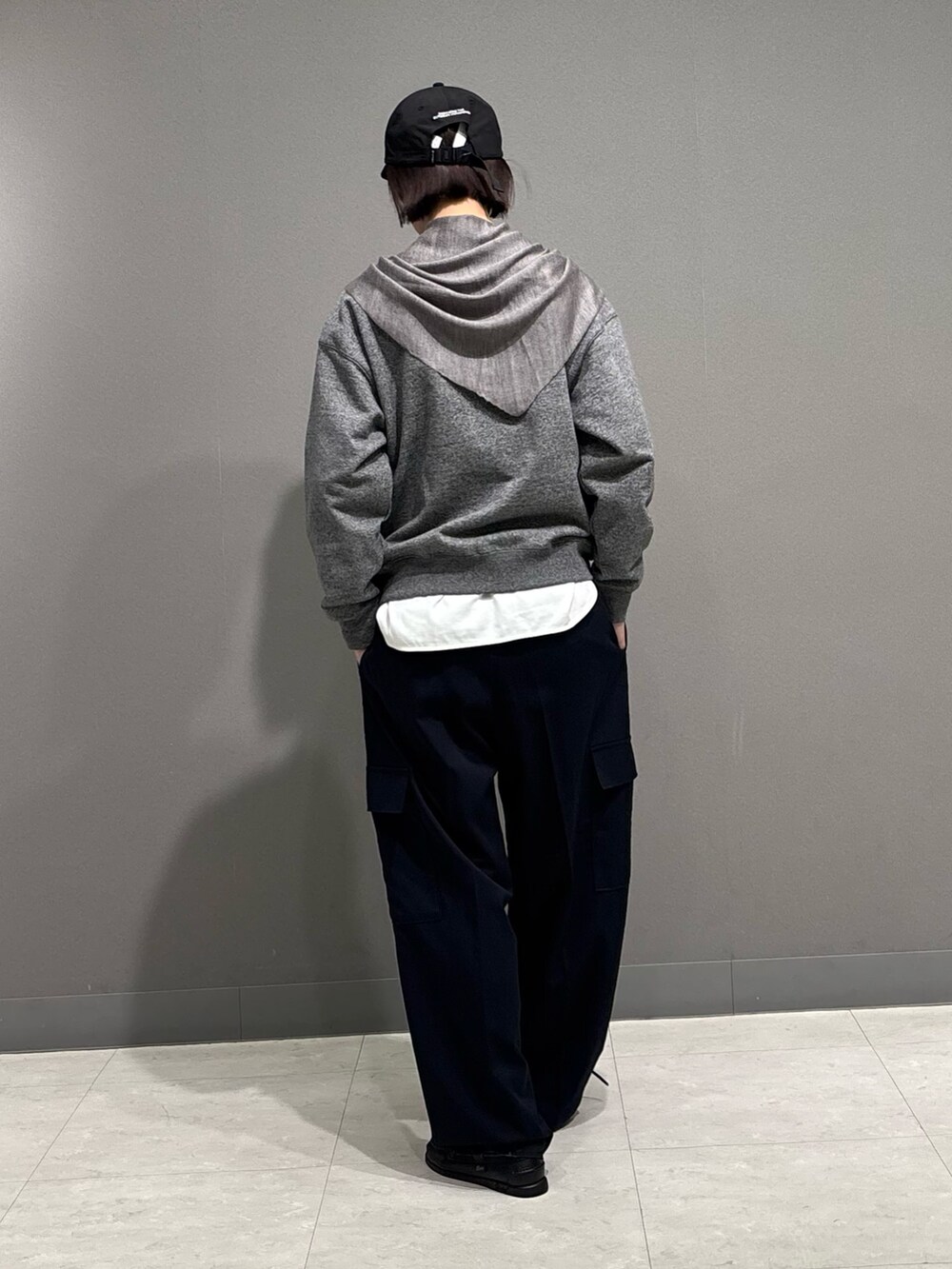 グレー系のスウェット、グレー系のその他パンツ、ホワイト系のTシャツ/カットソーを着用したレディースの秋コーディネートの3枚目の写真