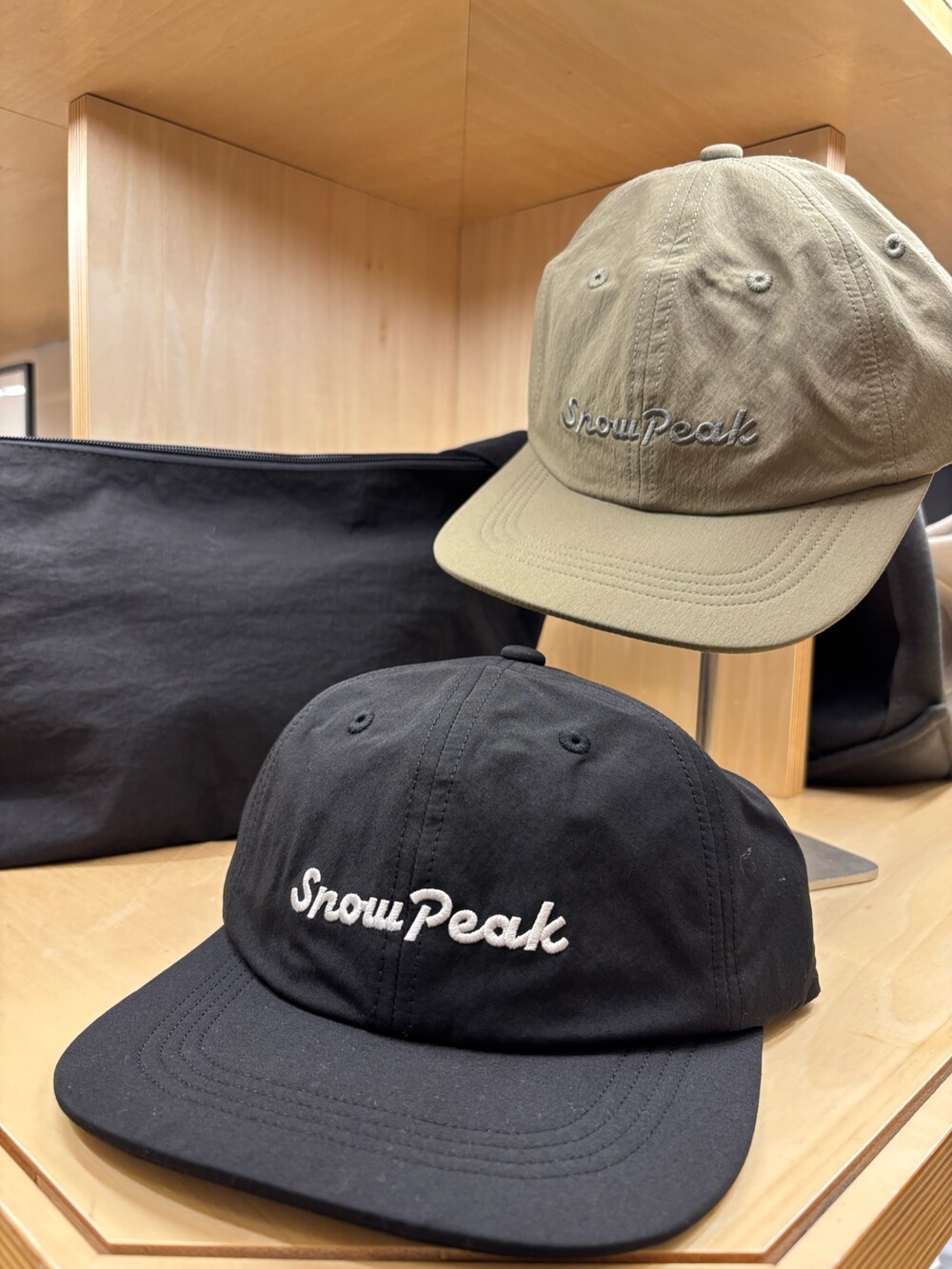 ブラウン系のスカート、ブラック系のノーカラージャケット、ブラック系のキャップを着用したレディースの秋コーディネートの6枚目の写真