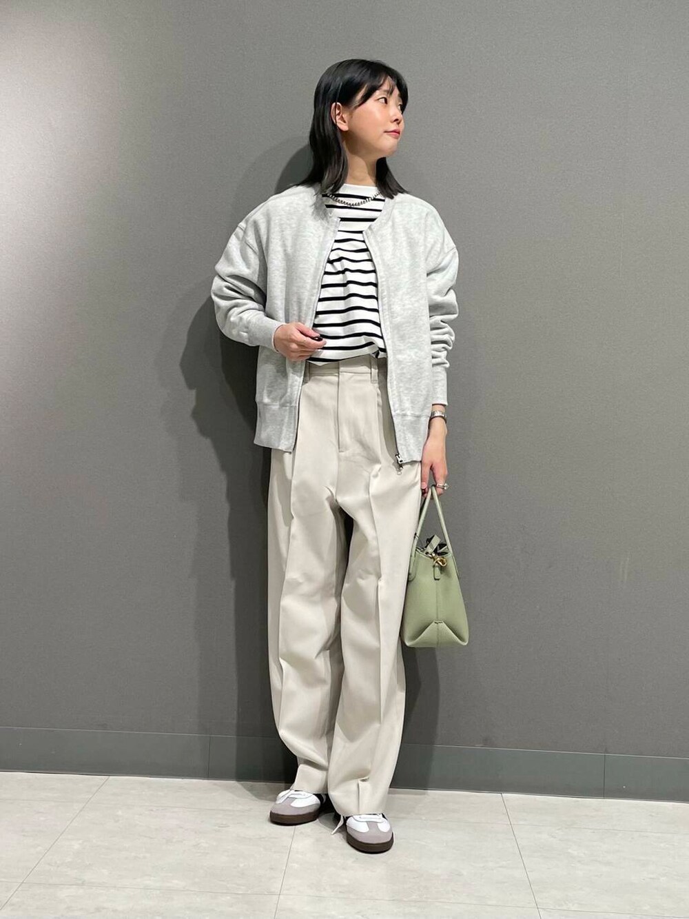 グレー系のカーディガン/ボレロ、グリーン系のショルダーバッグ、ブラック系のTシャツ/カットソーを着用したレディースの春コーディネートの3枚目の写真