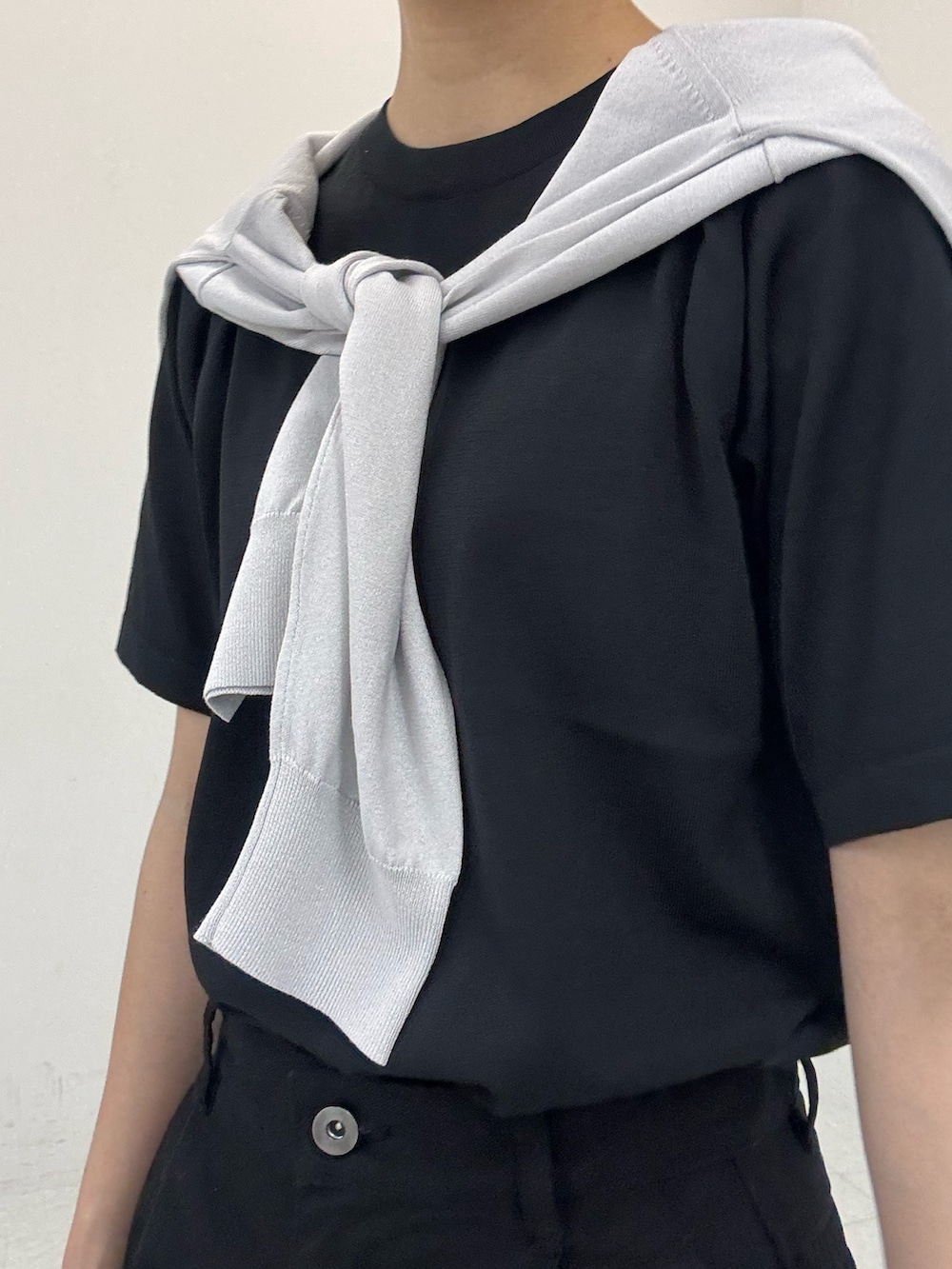 グレー系のカーディガン/ボレロ、ブラック系のTシャツ/カットソーを着用したレディースの夏コーディネートの6枚目の写真