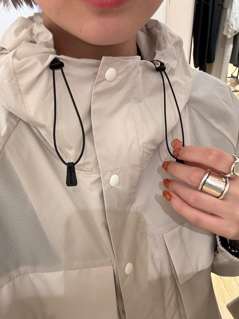 ホワイト系のテーラードジャケット、グレー系のスウェットパンツを着用したレディースの冬コーディネートの3枚目の写真