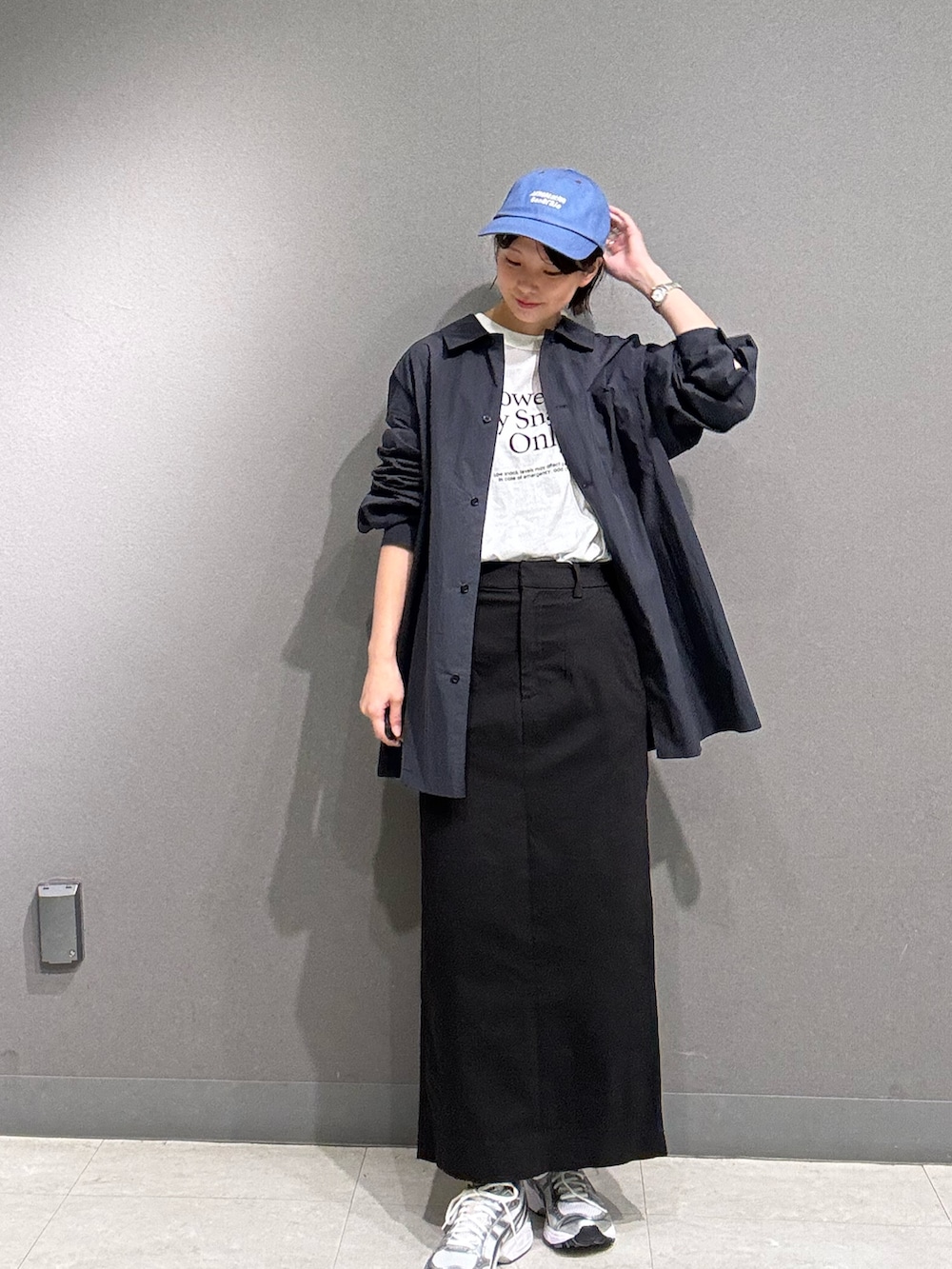 グレー系のシャツ/ブラウス、ホワイト系のTシャツ/カットソー、ブラック系のスカートを着用したレディースの夏コーディネートの3枚目の写真