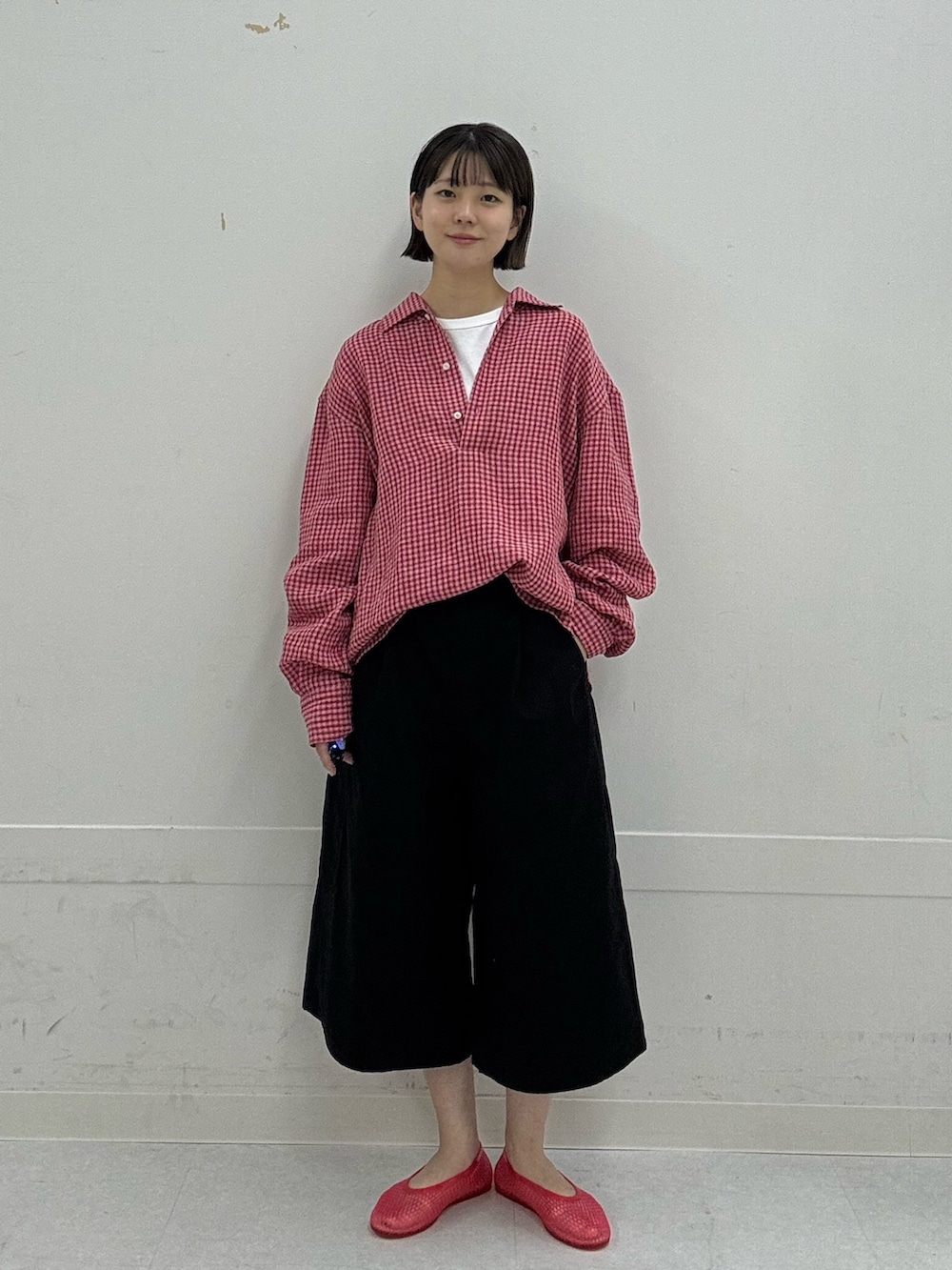 ピンク系のシャツ/ブラウス、ブラック系のその他パンツ、レッド系のバレエシューズを着用したレディースの夏コーディネートの2枚目の写真