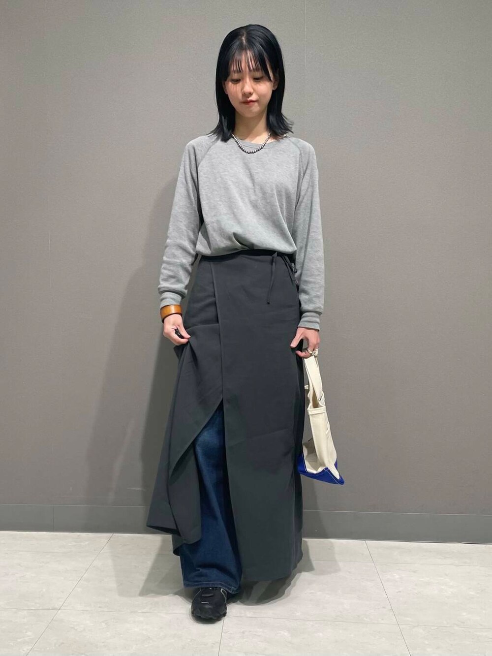 「アーバンリサーチ、アーバンリサーチドアーズ、doors、20代、ドアーズ、160cm、骨格ナチュラル、lee101」｜「LAATOのlayered apron onepiece（ワンピース、グレー系）」を使った、tskyuunaさん（レディース・160cm）の春コーディネートの2枚目の写真