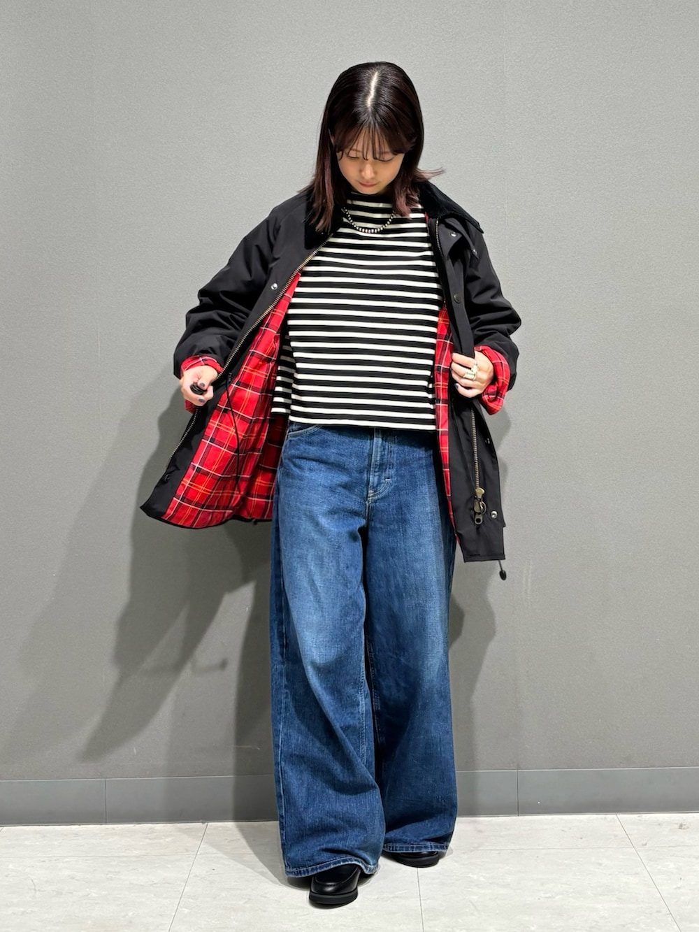 ブラック系のその他アウター、ブラック系のTシャツ/カットソー、ブルー系のデニムパンツを着用したレディースの秋コーディネートの5枚目の写真