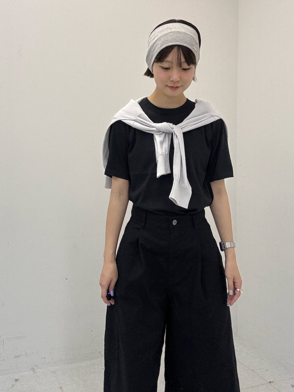グレー系のカーディガン/ボレロ、ブラック系のTシャツ/カットソーを着用したレディースの夏コーディネートの5枚目の写真