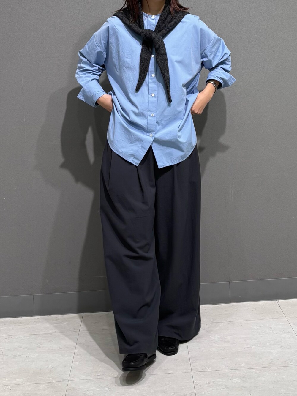 グレー系のマフラーを着用したレディースの秋コーディネートの4枚目の写真