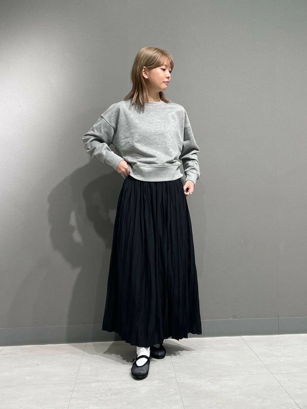 グレー系のTシャツ/カットソー、ベージュ系のマウンテンパーカーを着用したレディースの春コーディネートの7枚目の写真