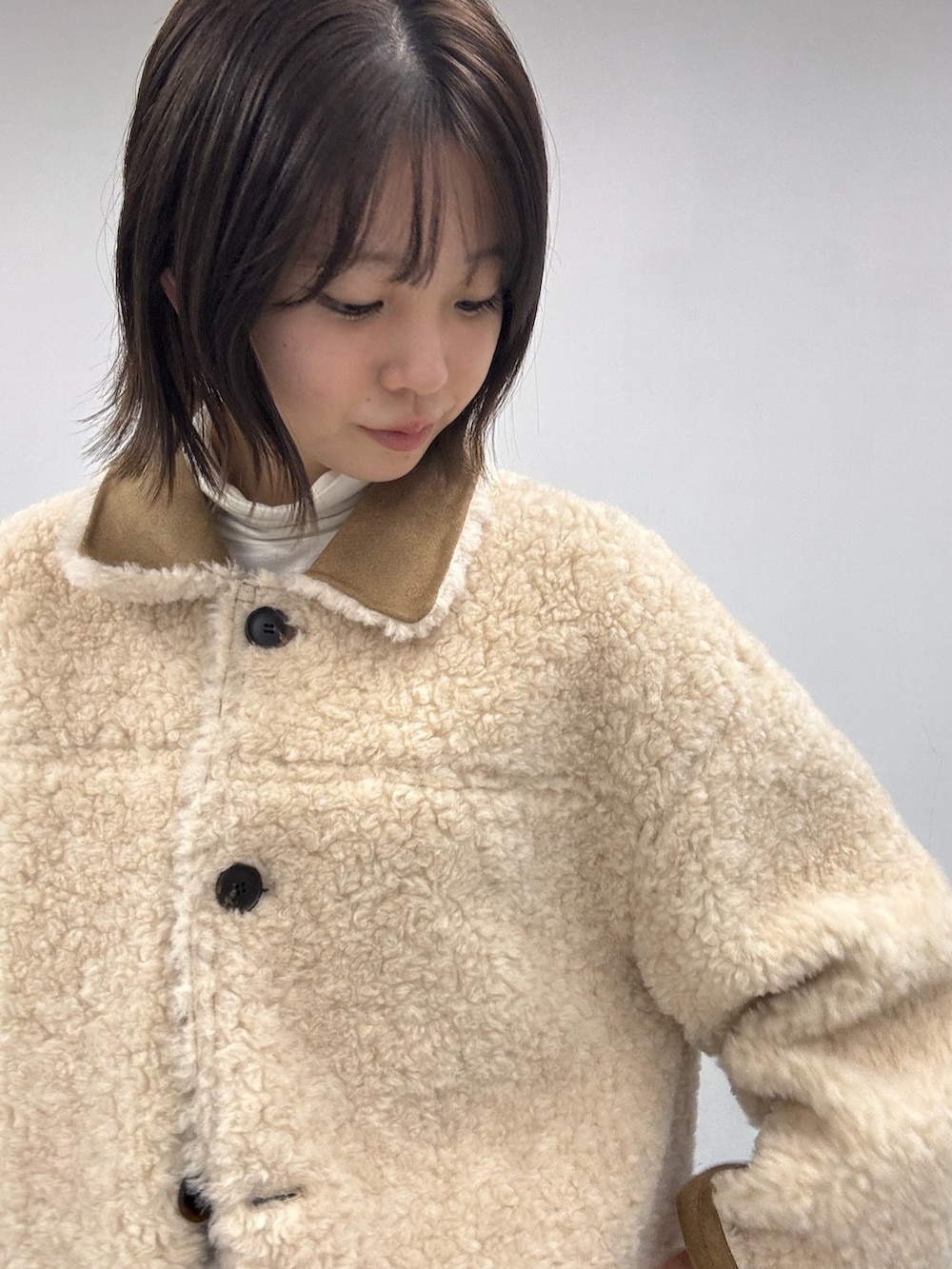 ブラウン系のその他アウター、ブラウン系のその他パンツ、ブラウン系のその他シューズを着用したレディースの秋コーディネートの8枚目の写真