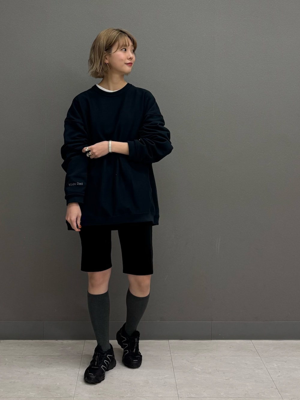 ブラック系のその他パンツ、ブルー系のスウェットを着用したレディースの冬コーディネートの3枚目の写真