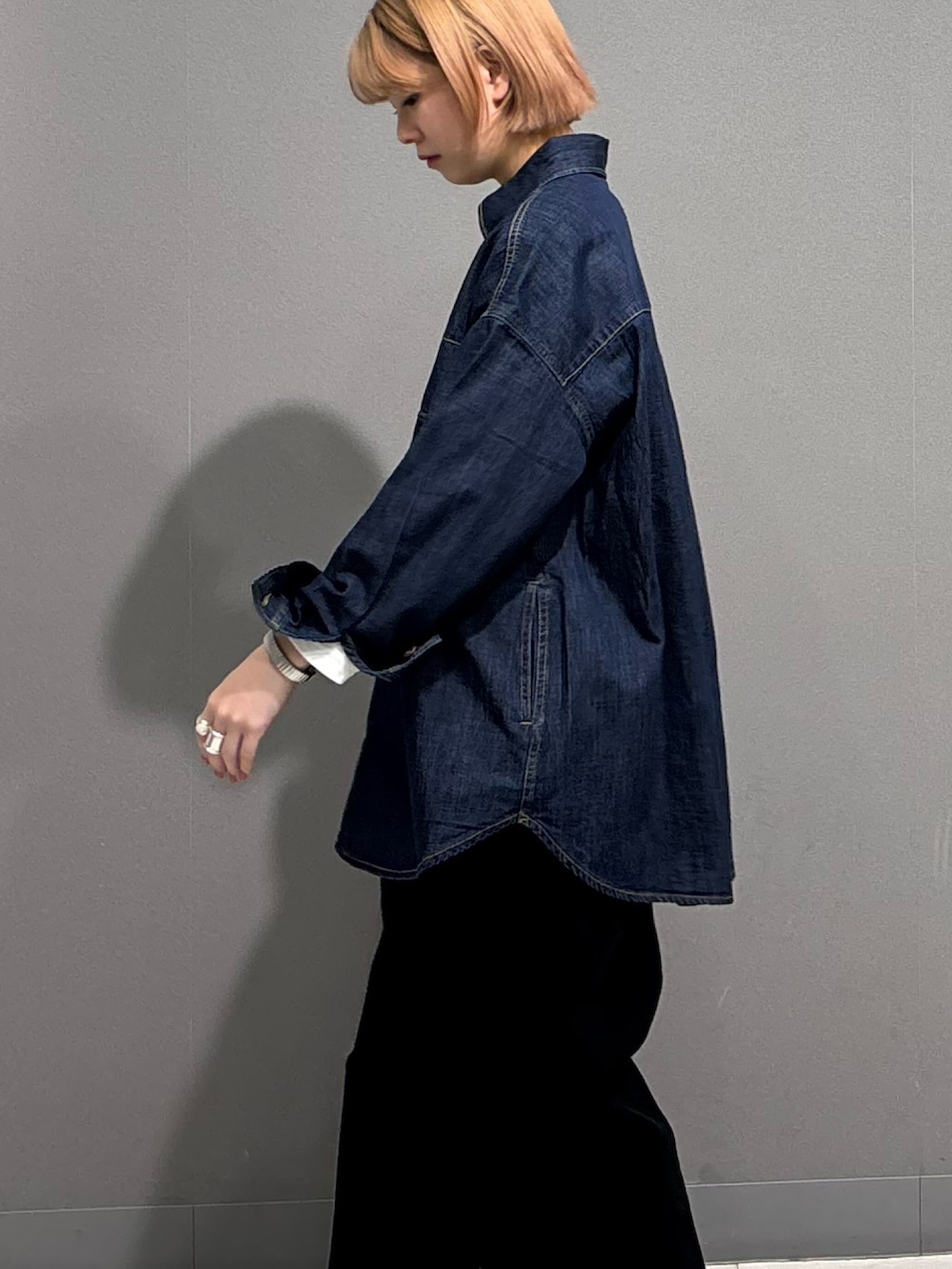 ブルー系のシャツ/ブラウス、シルバー系のスニーカーを着用したレディースの冬コーディネートの3枚目の写真