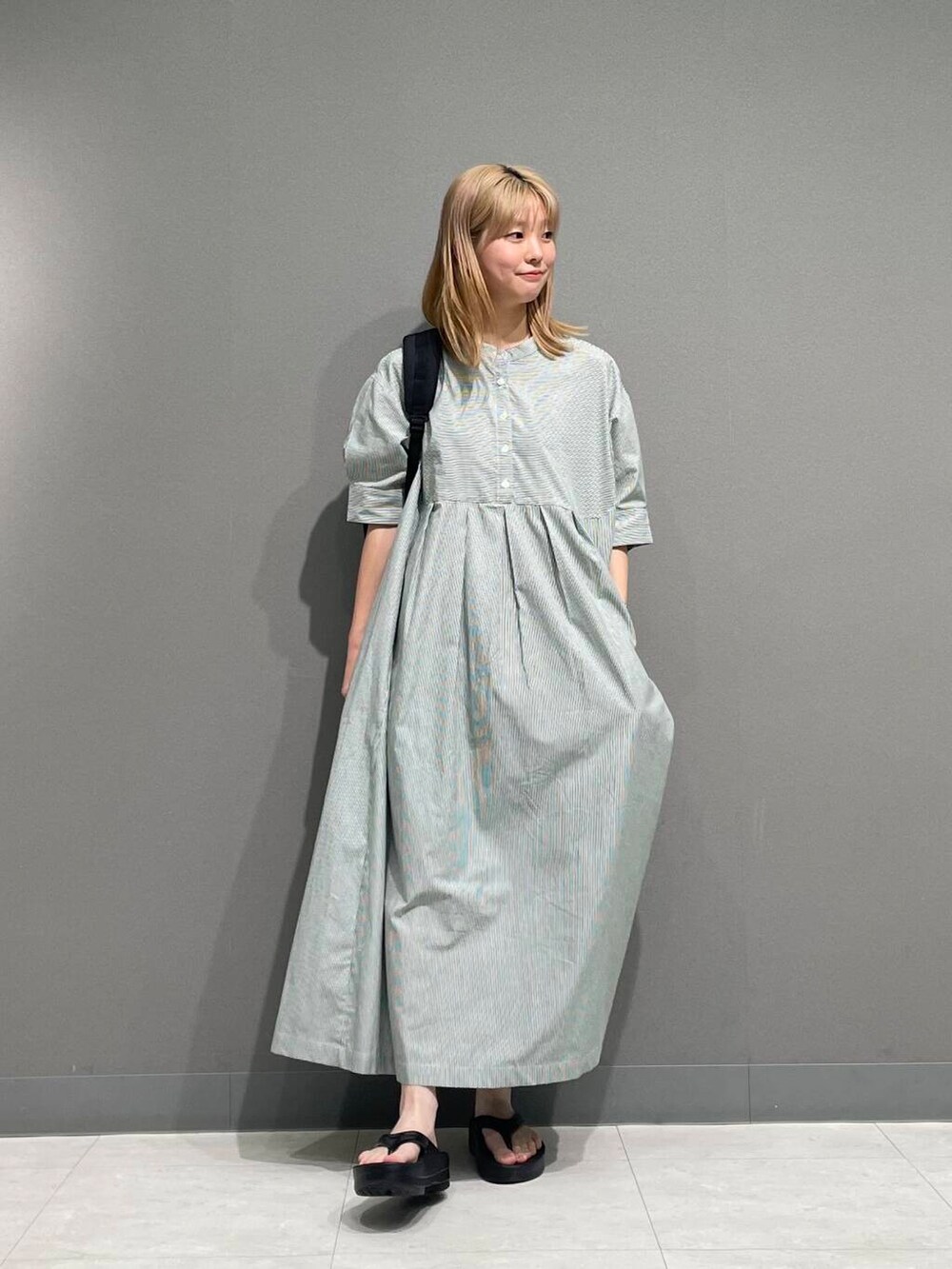 ブラック系のサンダル、グリーン系のワンピースを着用したレディースの夏コーディネートの8枚目の写真