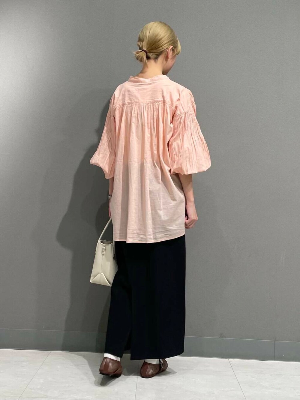 ホワイト系のショルダーバッグ、ピンク系のシャツ/ブラウスを着用したレディースの春コーディネートの8枚目の写真