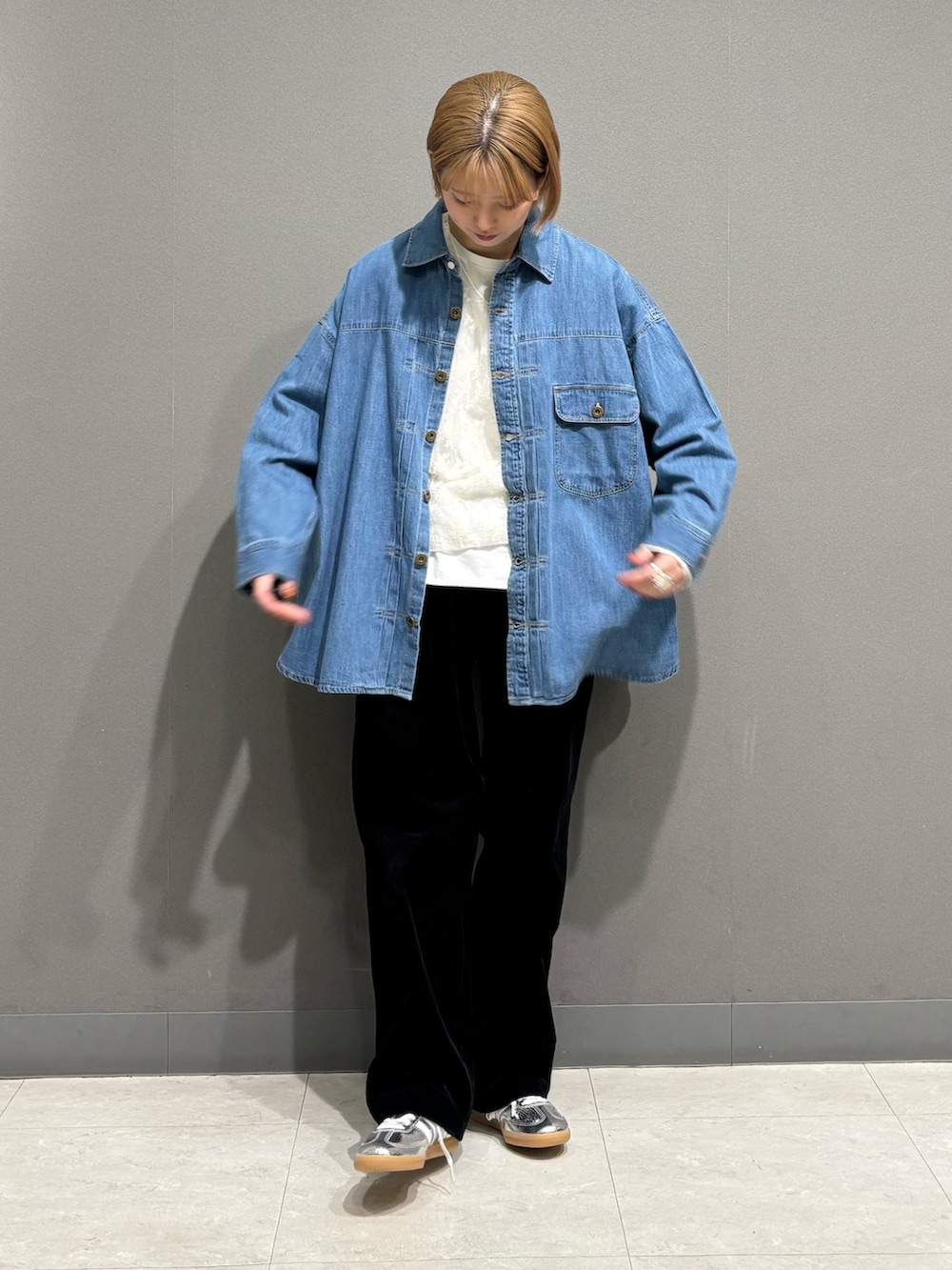 シルバー系のスニーカー、ブルー系のシャツ/ブラウス、ホワイト系のTシャツ/カットソーを着用したレディースの冬コーディネートの5枚目の写真