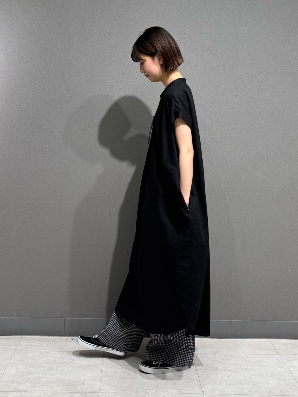 ブラック系のワンピース、ブラック系のその他パンツ、ホワイト系のタンクトップを着用したレディースの夏コーディネートの5枚目の写真
