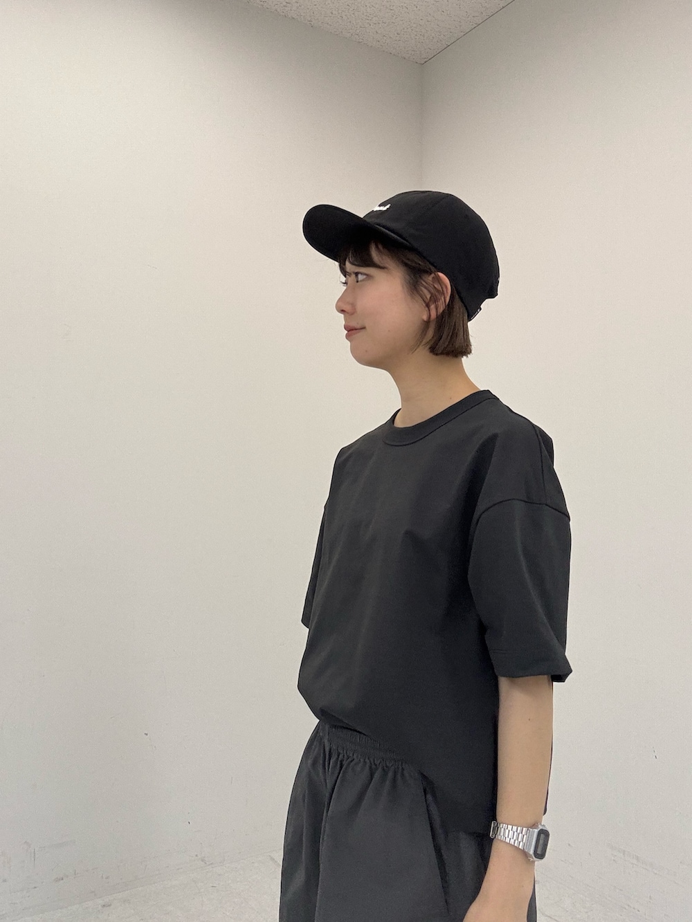 グレー系のTシャツ/カットソー、グレー系のその他パンツを着用したレディースの夏コーディネートの3枚目の写真