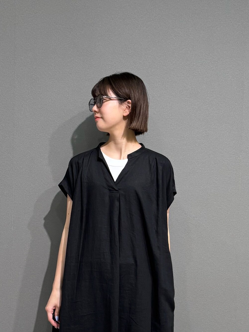 ブラック系のワンピース、ブラック系のその他パンツ、ホワイト系のタンクトップを着用したレディースの夏コーディネートの3枚目の写真