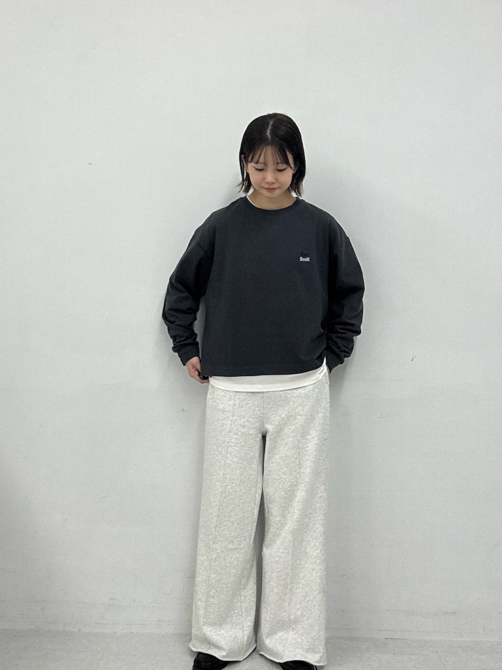 グレー系のTシャツ/カットソー、ホワイト系のその他パンツを着用したレディースの秋コーディネートの3枚目の写真