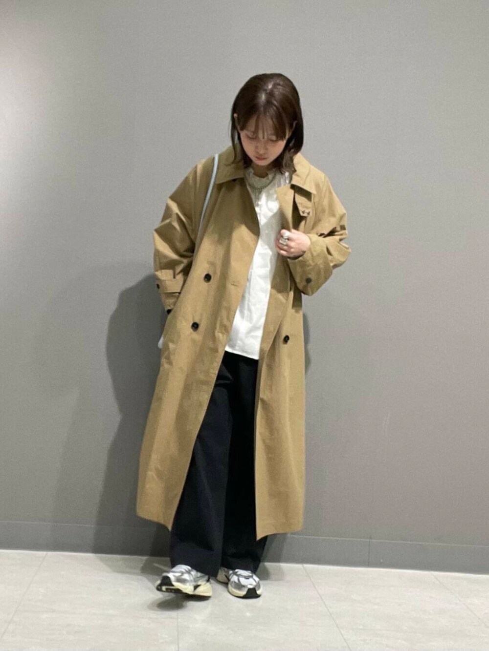 「アーバンリサーチ、カジュアルコーデ、NIKE、アーバンリサーチドアーズ、doors、20代、ドアーズ、パンツコーデ、160cm、ミディアムヘア、骨格ナチュラル、ベーシックアイテムで作る最旬コーデ」｜「NIKEのNIKE　V2Kラン（スニーカー、シルバー系）」を使った、tskyuunaさん（レディース・160cm）の冬コーディネートの3枚目の写真