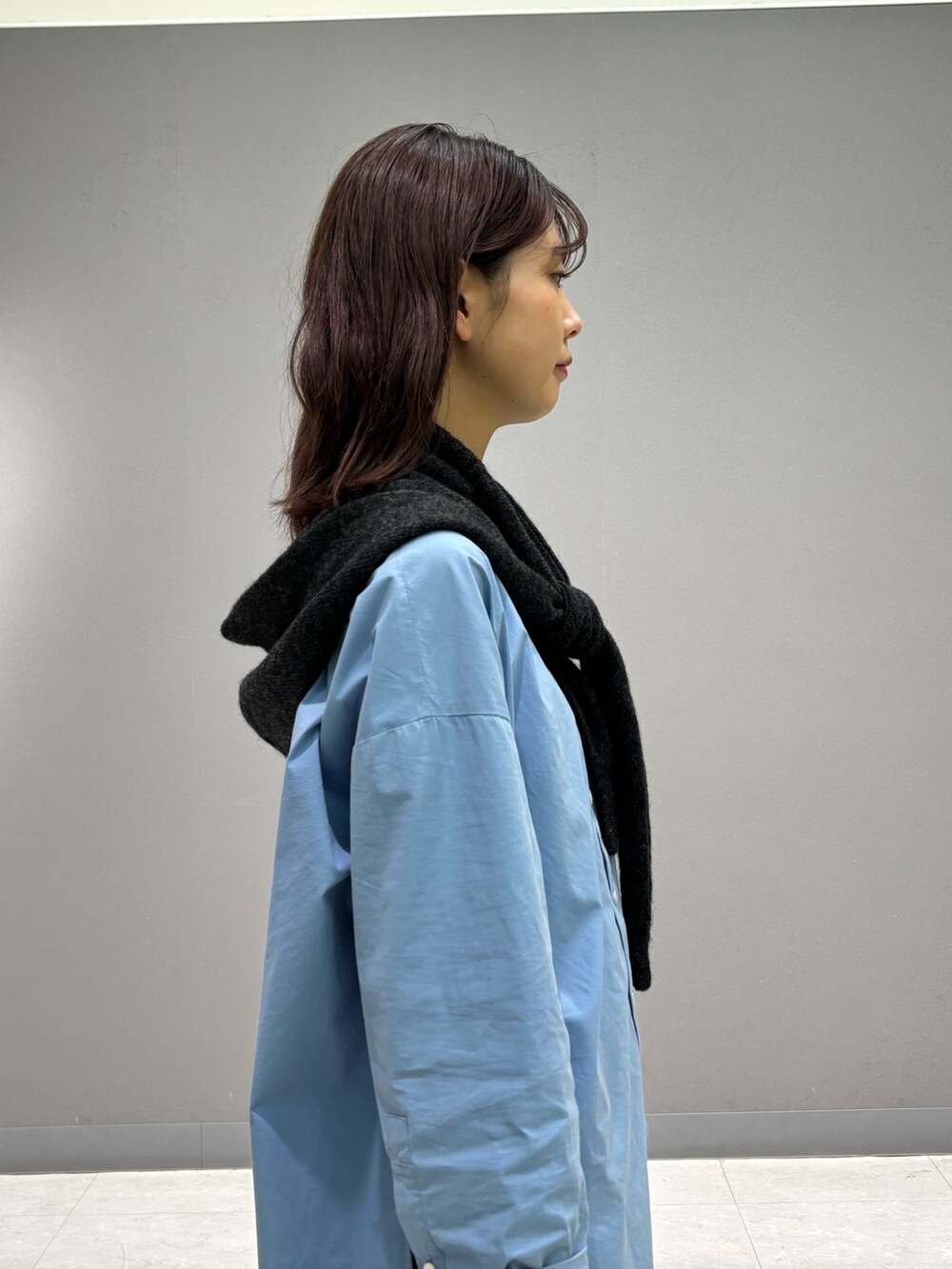 グレー系のマフラーを着用したレディースの秋コーディネートの5枚目の写真