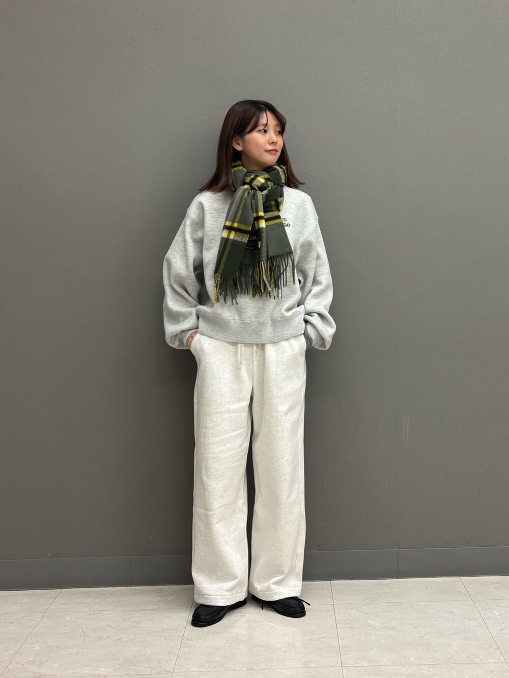 ベージュ系のその他パンツ、グレー系のニット/セーター、ブルー系のダウンジャケット/コートを着用したレディースの秋コーディネートの8枚目の写真