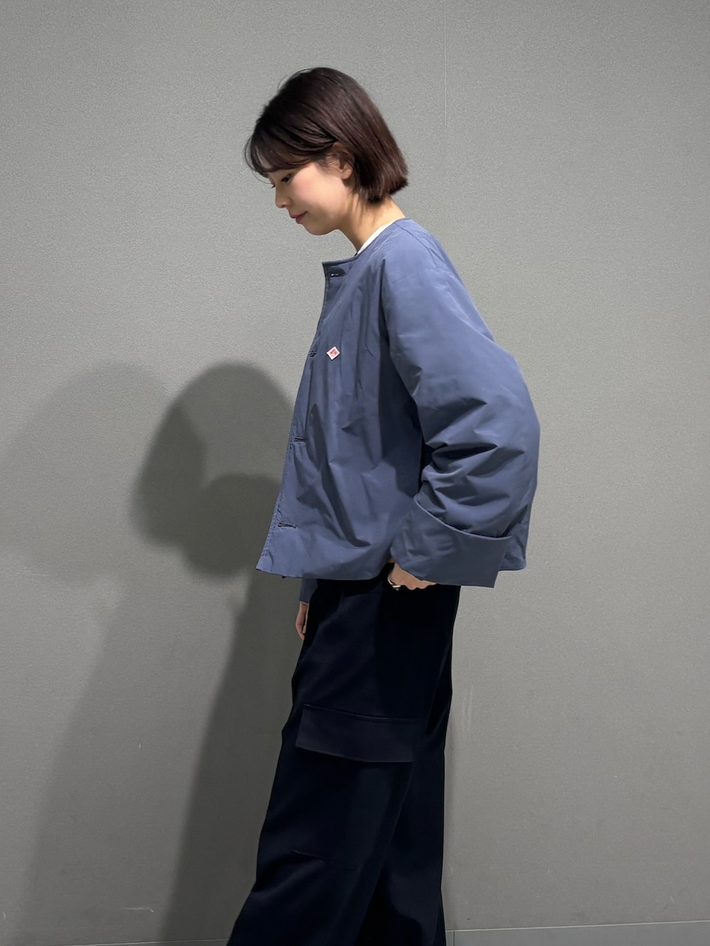 ブルー系のその他アウター、ベージュ系のスウェット、グレー系のその他パンツを着用したレディースの冬コーディネートの3枚目の写真